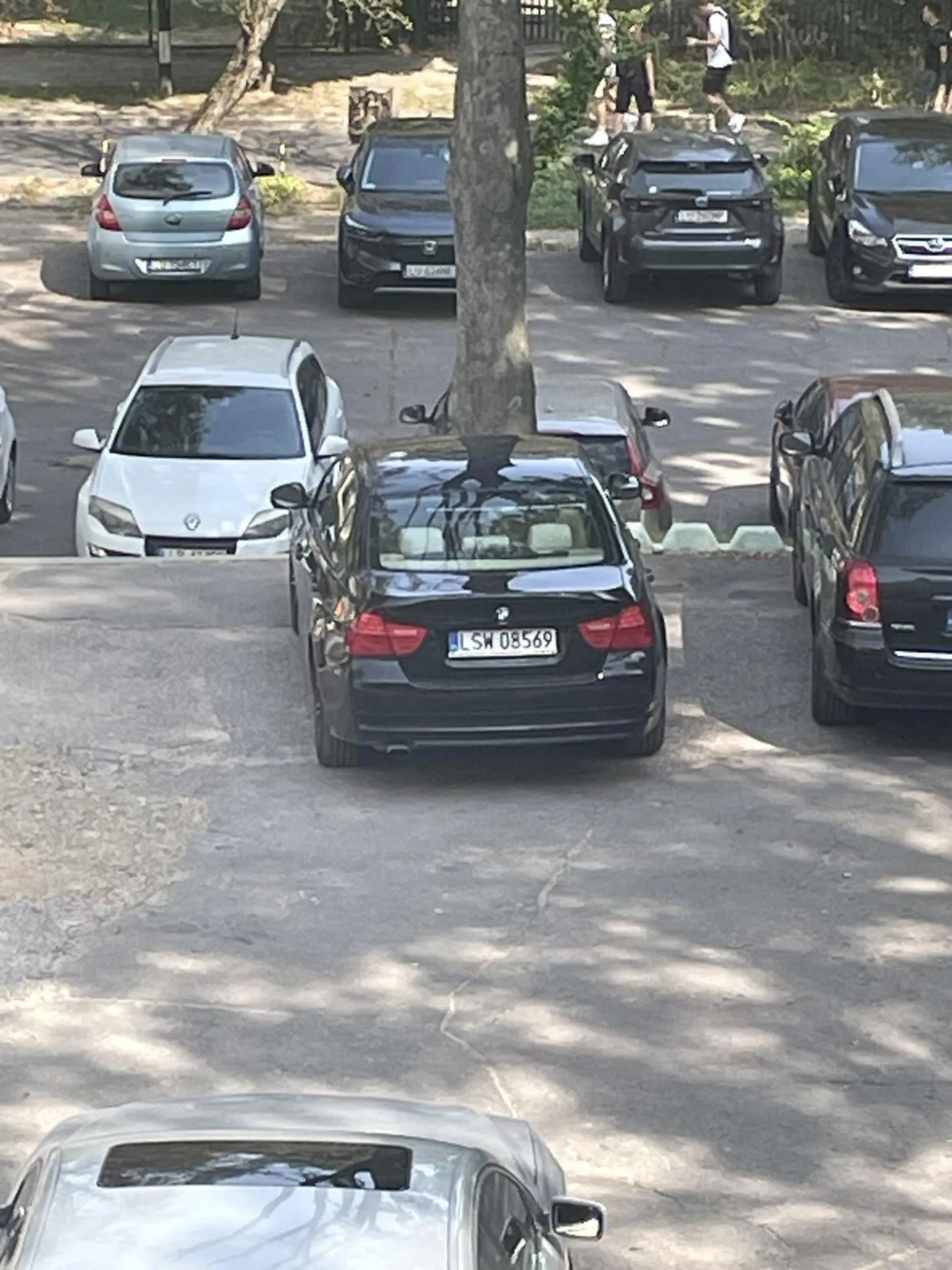 Skandaliczna jazda starszej pani, nie myśli co robi na ulicy. Jazda po pijaku