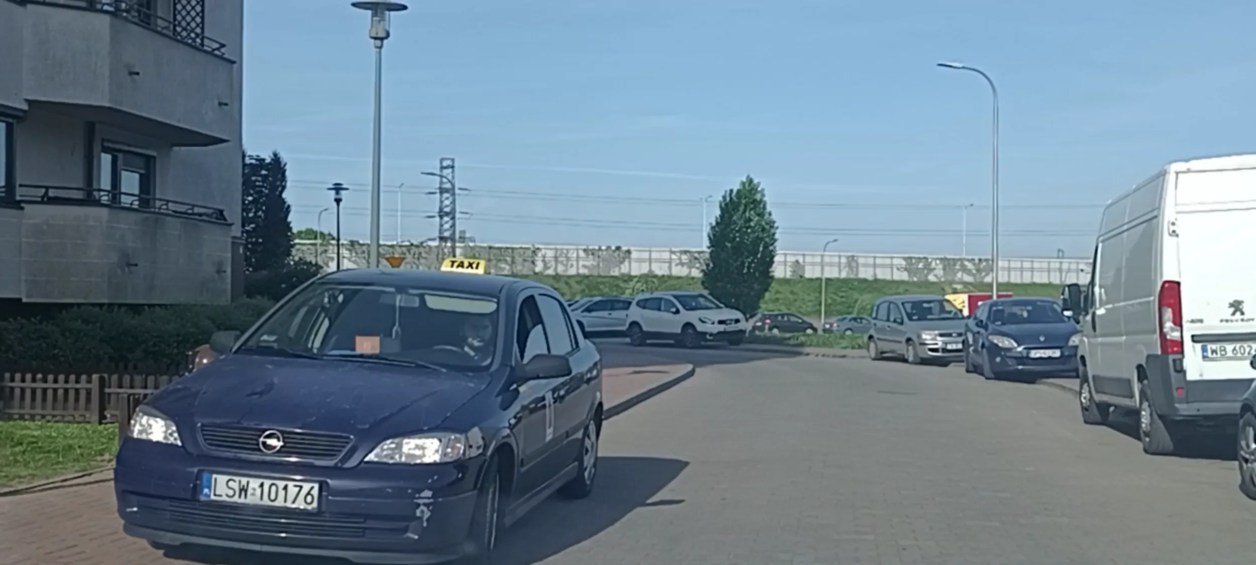 Ciapaty jeździ na taryfie i parkuje w miejscu zakazu zatrzymywania się i postoju B-36