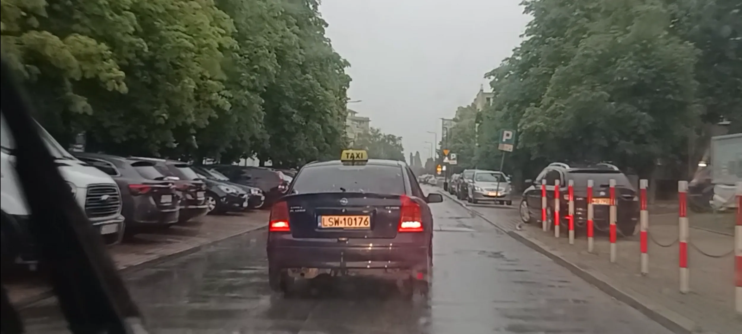 Za kierownicą jakiś nielegalny emigrant jedzie środkiem jezdni 20kmh  i nie pozwala się wyprzedzić.. za to należy się deportacja.