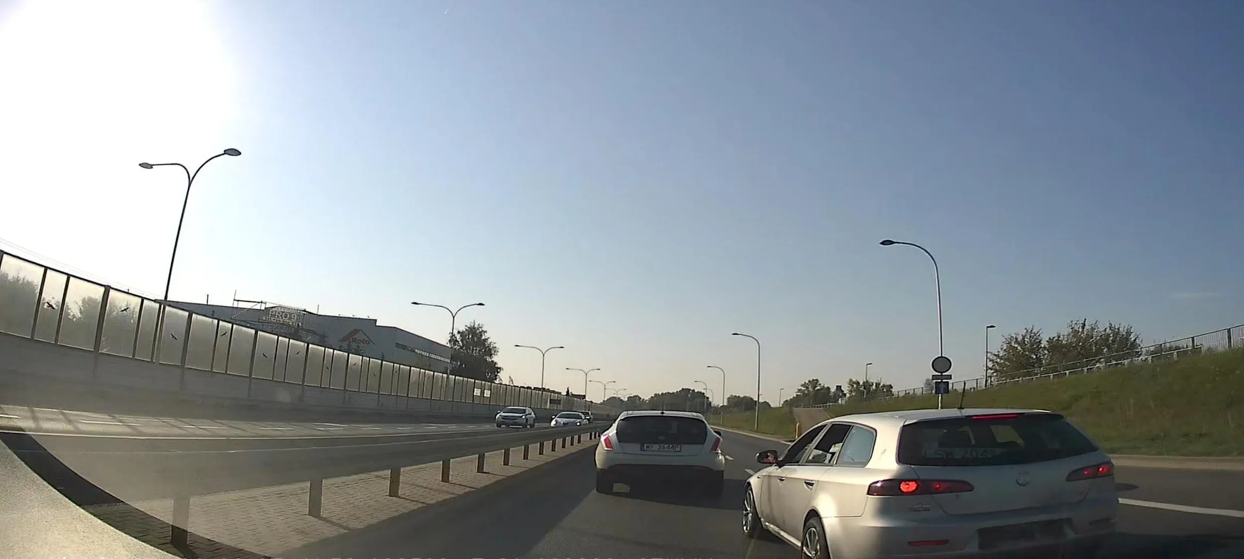 Kierowca rajdowca. Śmiga o 8 na wale miedzyszynskim od pasa do pasa, wpycha się przed auta, wymusza. Kopci przy tym jak by papieża wybrali.