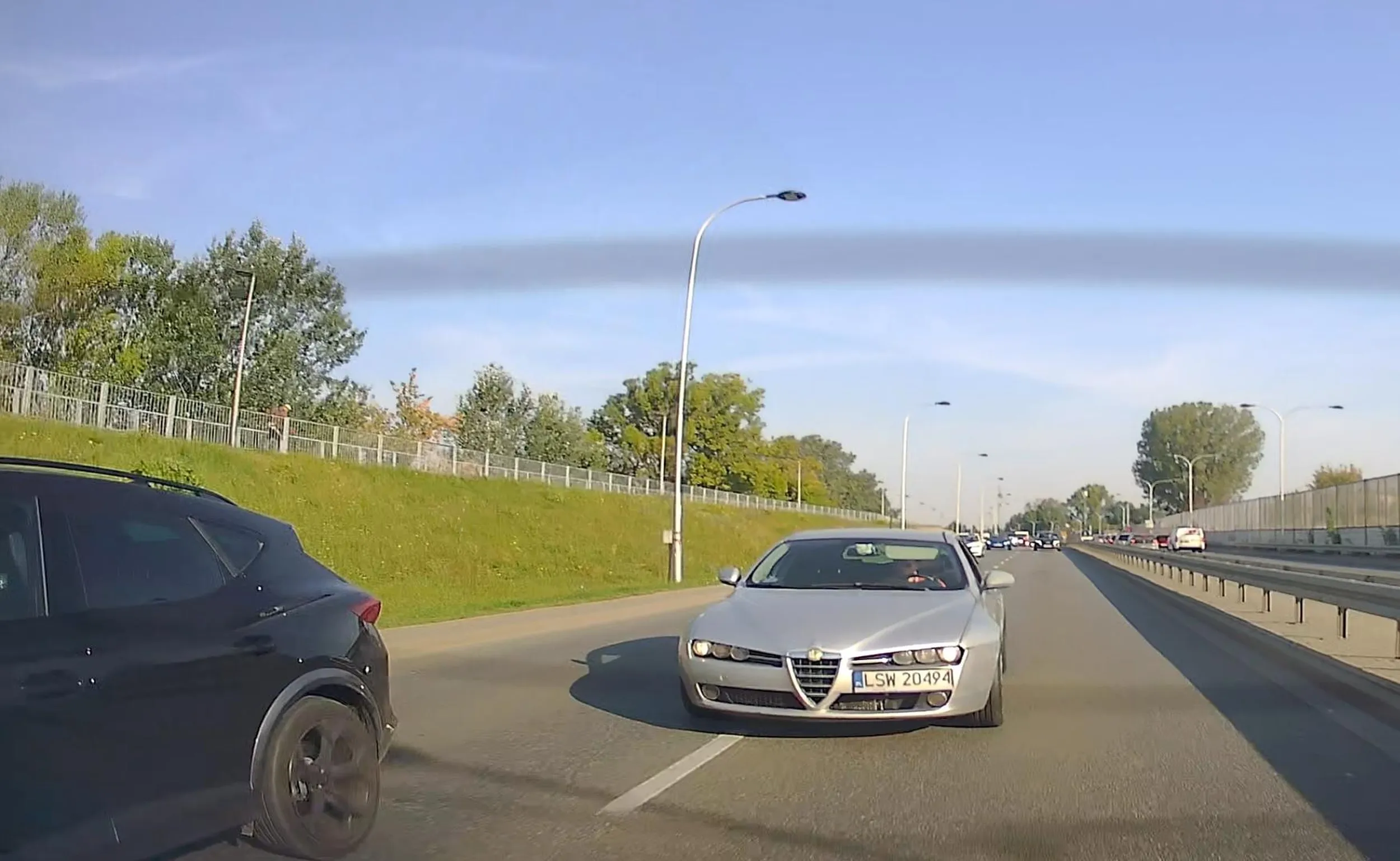 Kierowca rajdowca. Śmiga o 8 na wale miedzyszynskim od pasa do pasa, wpycha się przed auta, wymusza. Kopci przy tym jak by papieża wybrali.