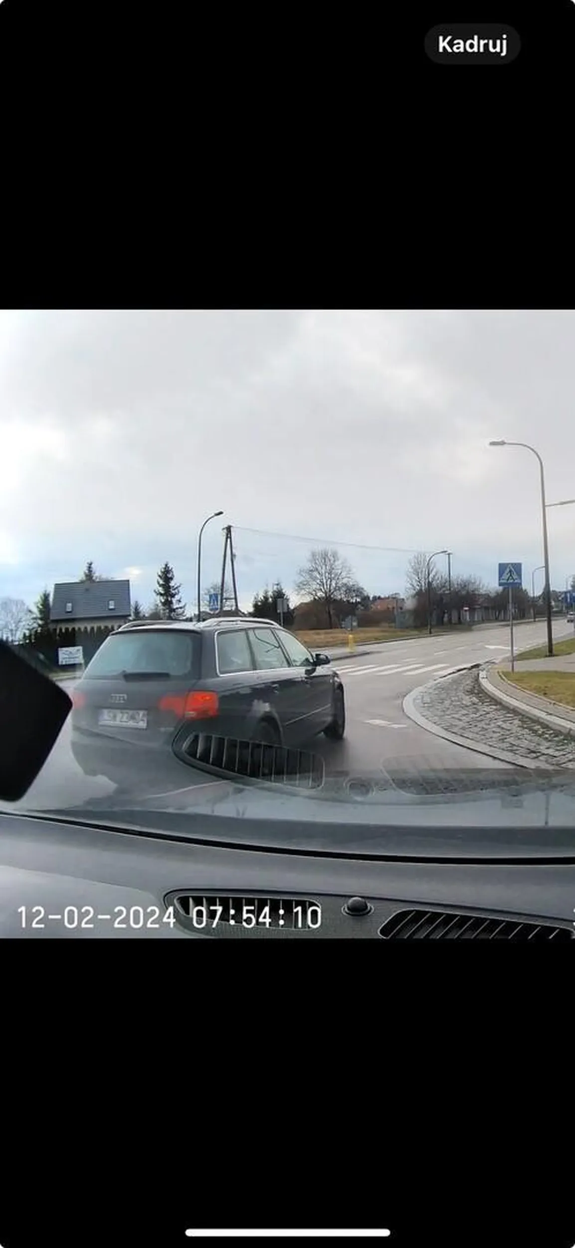 Czy umiesz chłopie korzystać ze skrzyżowania o ruchu okrężnym z dwoma pasami?? Zachęcam do doszkolenia się z teorii bo zrobisz komuś krzywdę. PZDR