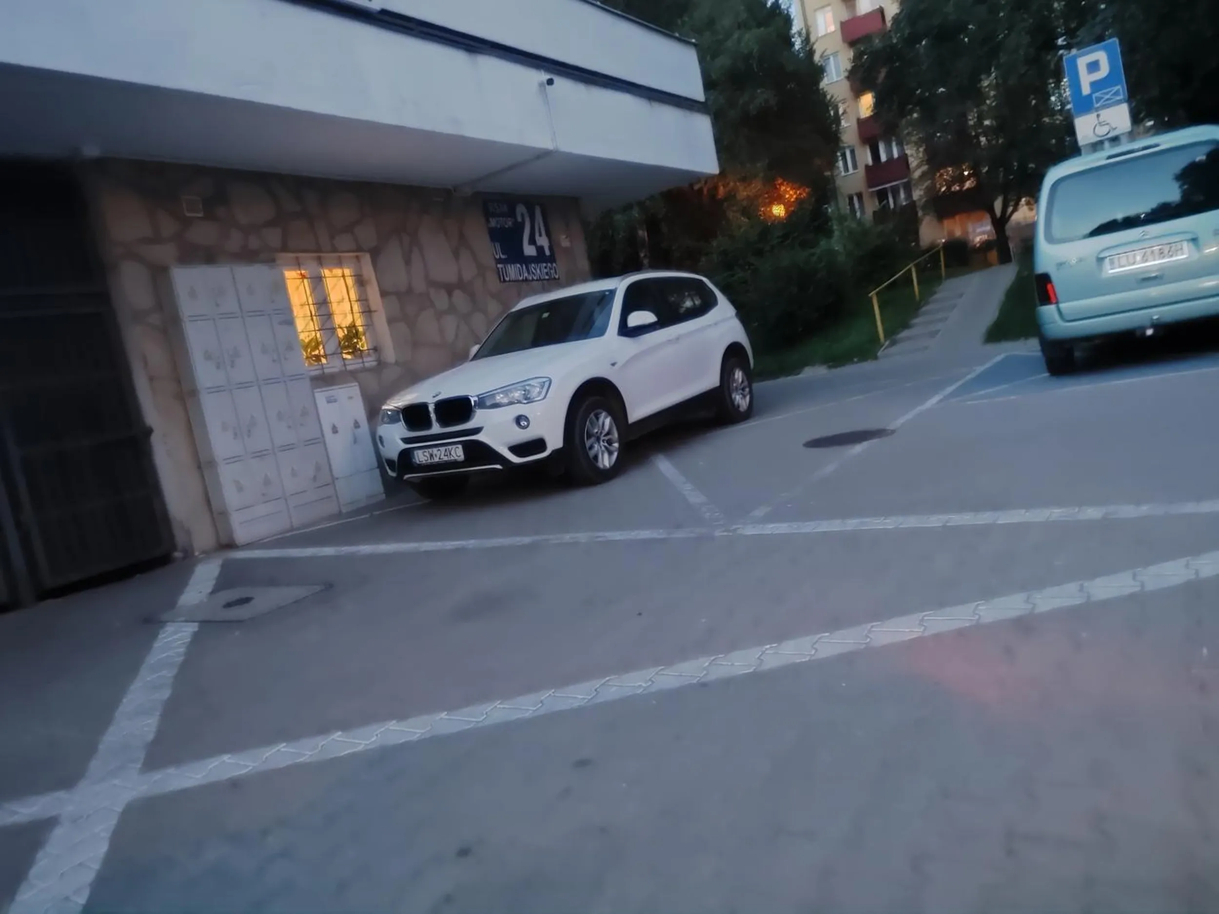 Parkuje na zakazie zastawiając wjazd na parking