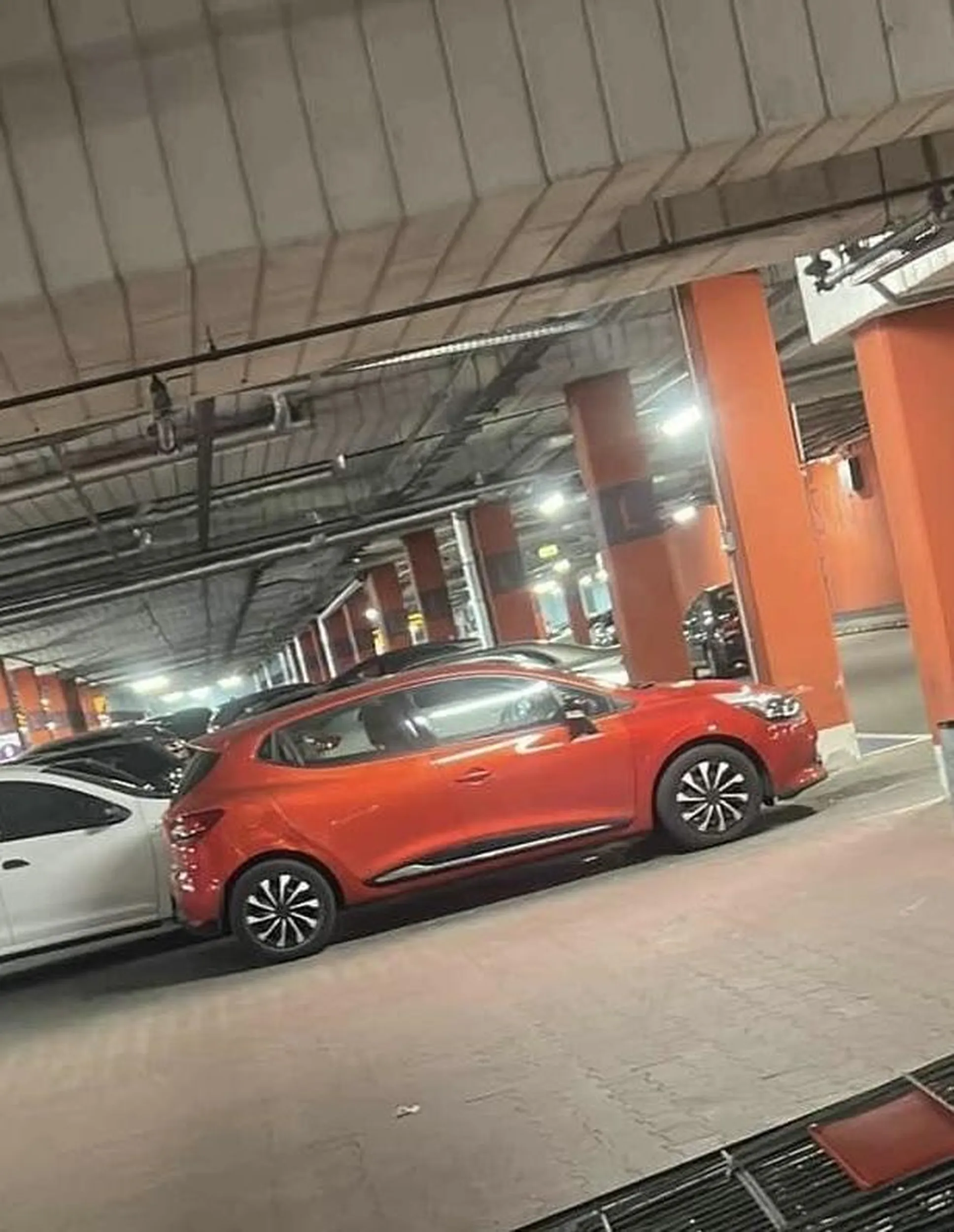 Parkuje na 2 miejscach, rozmiar samochodu przerasta jak widać