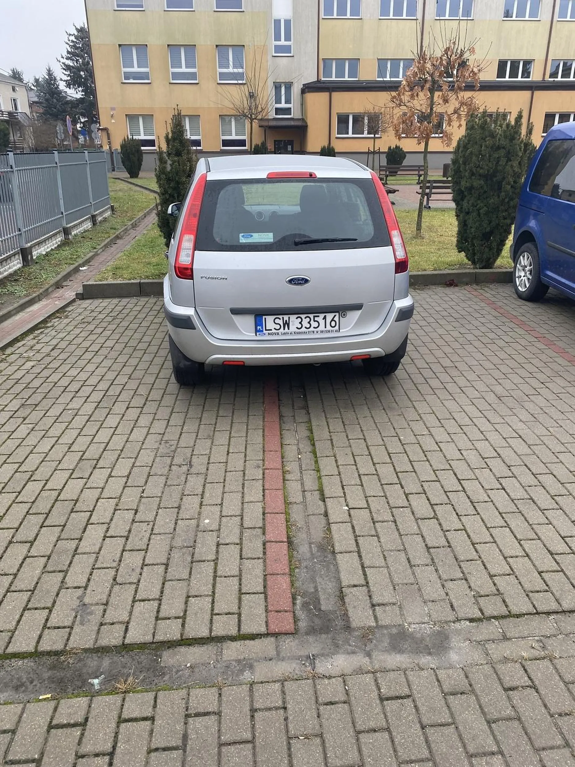 nie pozdrawiam kierowcy wysiadł na środku skrzyżowania po czym uderzył dziecko które przechyli na pasach w siadając do auta strzelił ze sprzęgła i zaparkował zajmując 2 miejsca