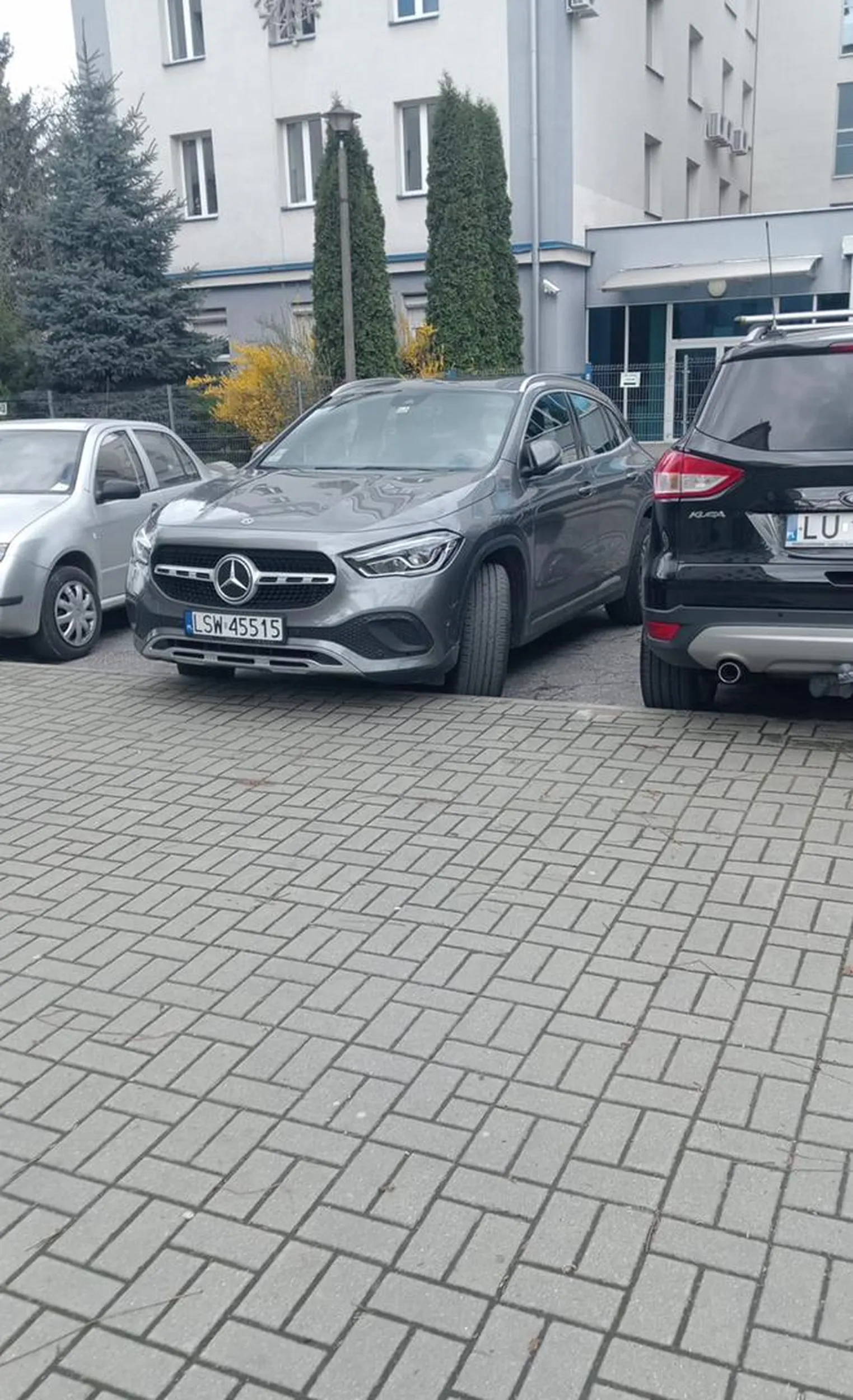 Bardzo agresywny kierowca. Pomimo że mogę stać na miejscu dla niepełnosprawnych podszedł zaczął krzyczeć, żebym odjechała, zaczął coś się sapać że zadzwoni. A dzwoń sobie :) pojazd monitorowany jak coś zdjęcie swoje na pamiątkę chcesz?