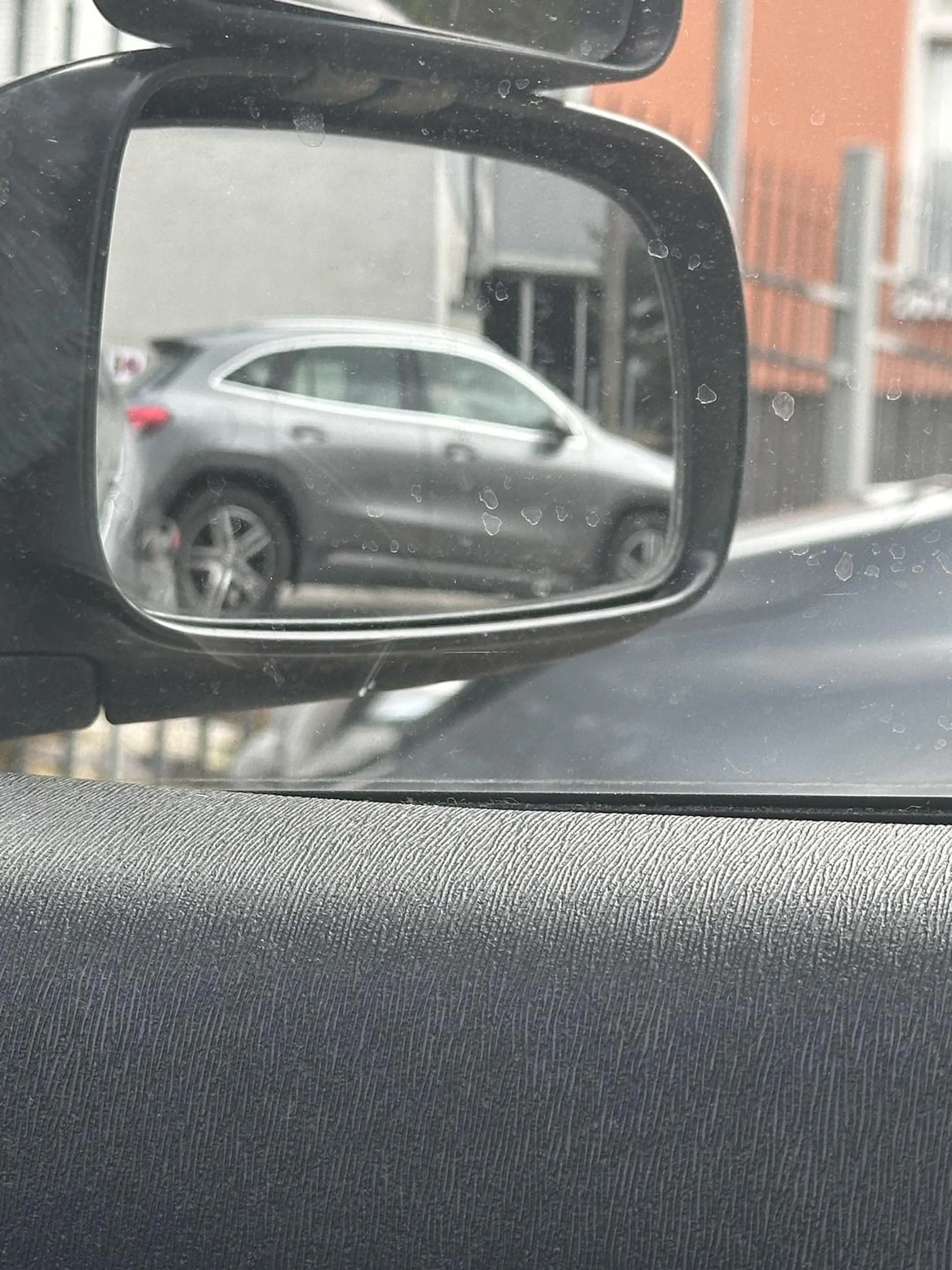 Bardzo agresywny kierowca. Pomimo że mogę stać na miejscu dla niepełnosprawnych podszedł zaczął krzyczeć, żebym odjechała, zaczął coś się sapać że zadzwoni. A dzwoń sobie :) pojazd monitorowany jak coś zdjęcie swoje na pamiątkę chcesz?