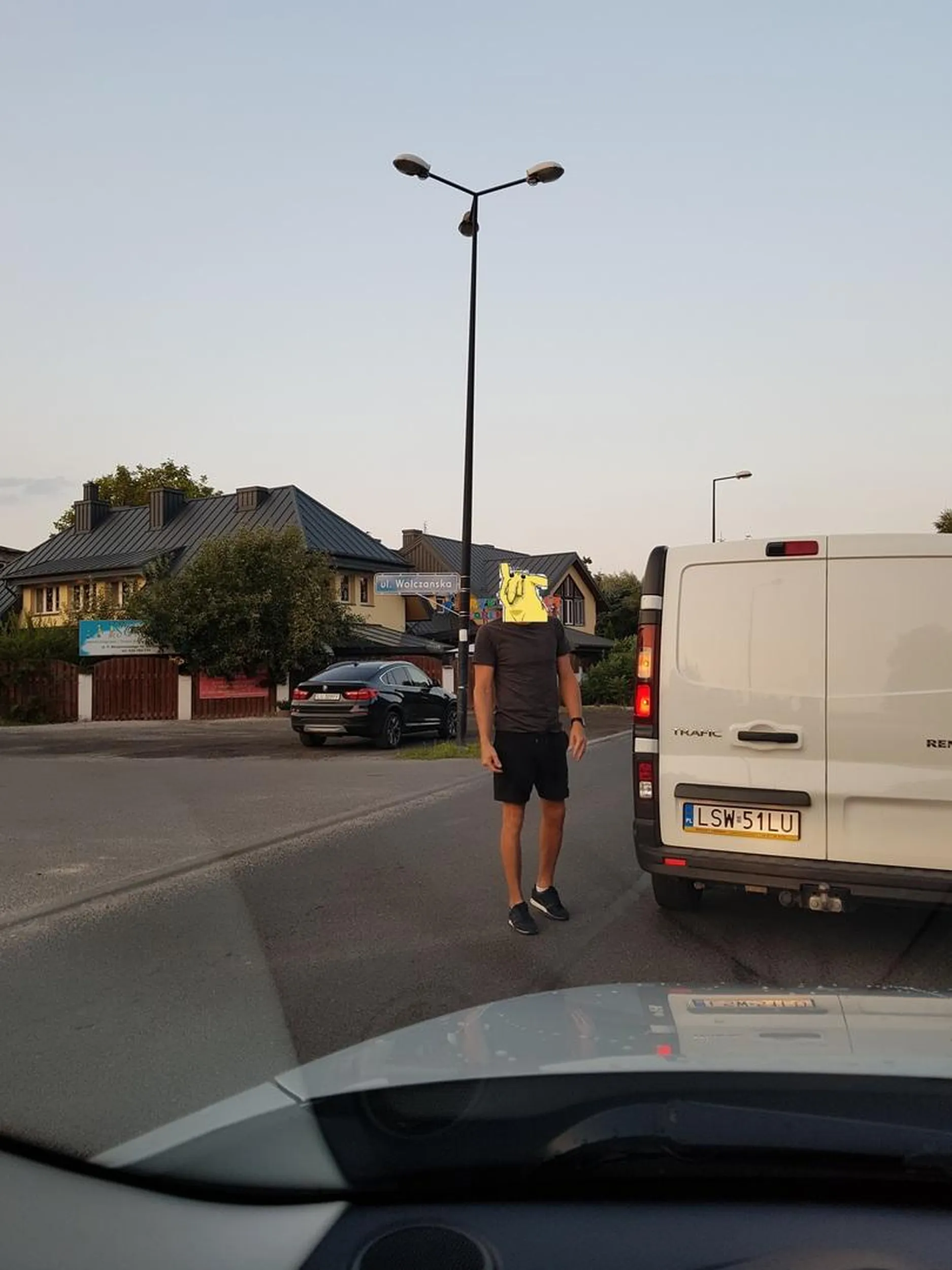 Pajac jakich mało. Wyprzedza na podwójnej ciągłej i w obrębie skrzyżowania, po czym na dźwięk klaksonu blokuje ruch i wysiada ze zniewagami. Zabrakło mu natomiast jaj do przyjęcia na brzydki ryj żelu pieprzowego i odjechał jak niepyszny. Zdjęcie bez retuszu do dyspozycji KMP w Lublinie ze stosownym zawiadomieniem.