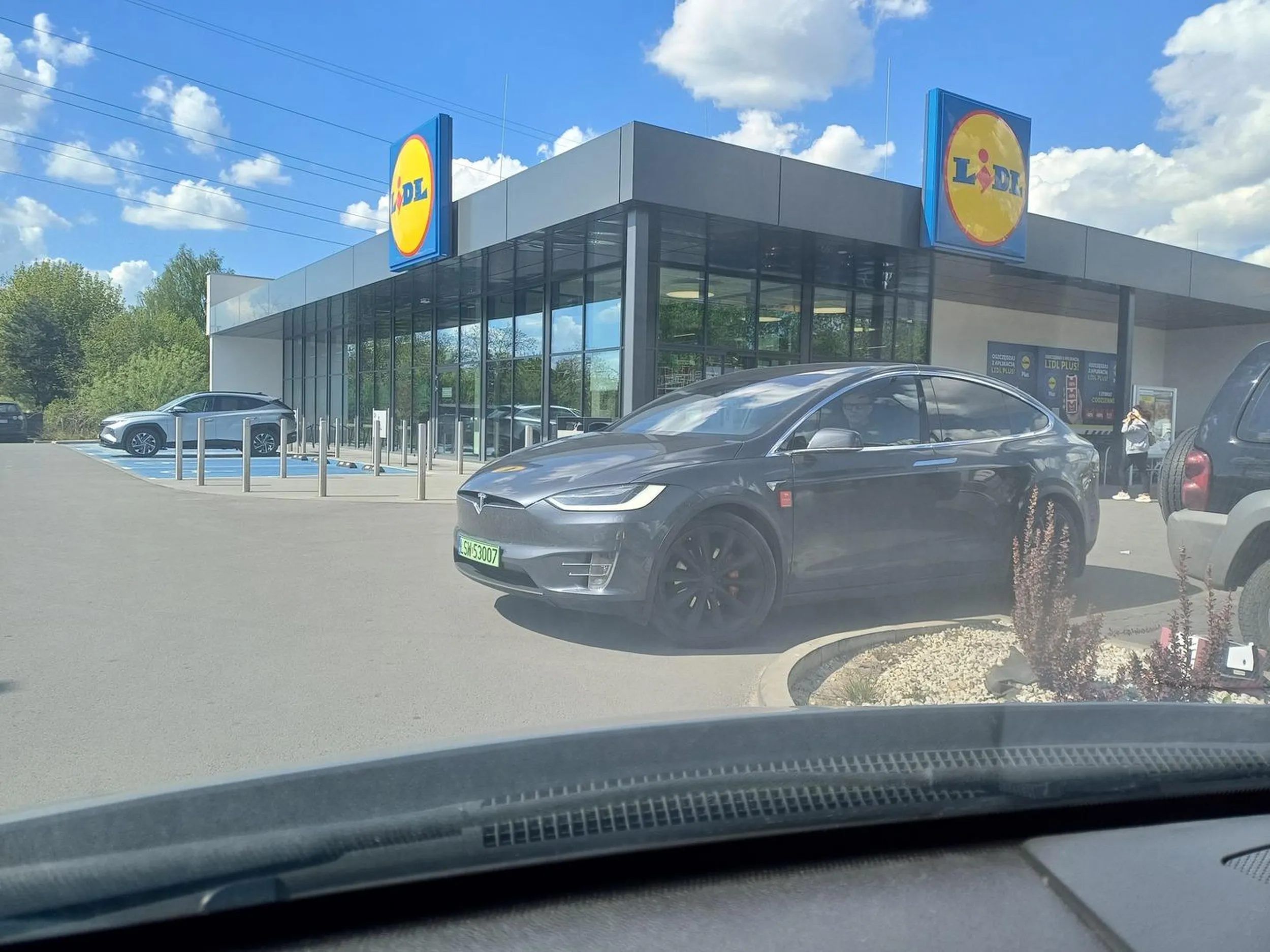 Stara siwiejącą pała co prubuje zatrzymać młodość farbując pecyna i kupując duże auto by odnaleźć młodość się lekko przliczyła. Kupiła duże auto którego nie ogarnia i musi stawać na drodze dojazdowej bo jak typowa oferma nie potrafi zaparkować na prawie pustym parkingu. Dodatkowo faflunił się z auta że co to on nie zrobi żeby tylko wysiąść do niego. Jednak dość szybko się oddalił z parkingu prezentując typowa postawę w stylu "kozak w necie" pi**a w świecie.