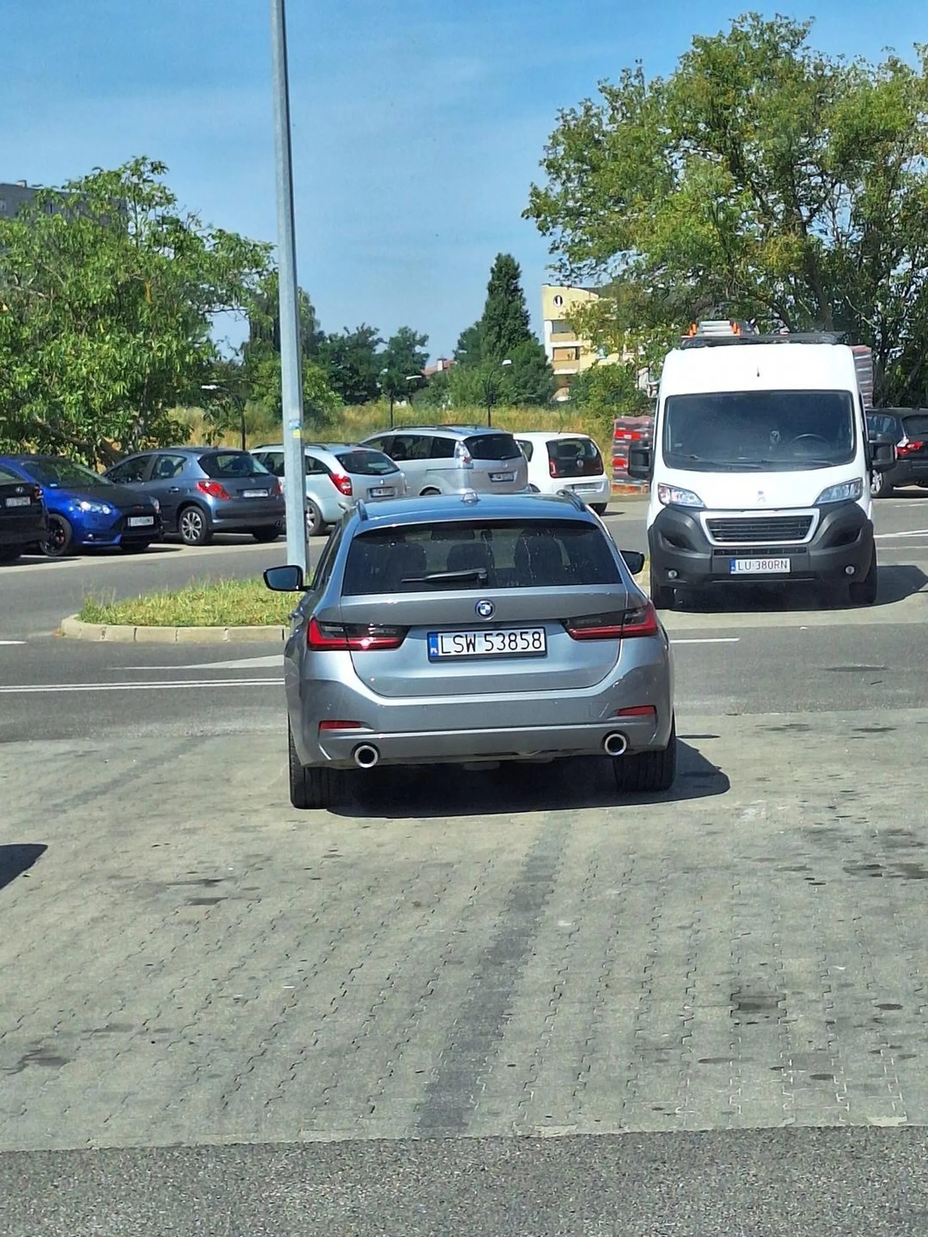 Pala najpierw się pruje a potem stawia samochód jak zjeb