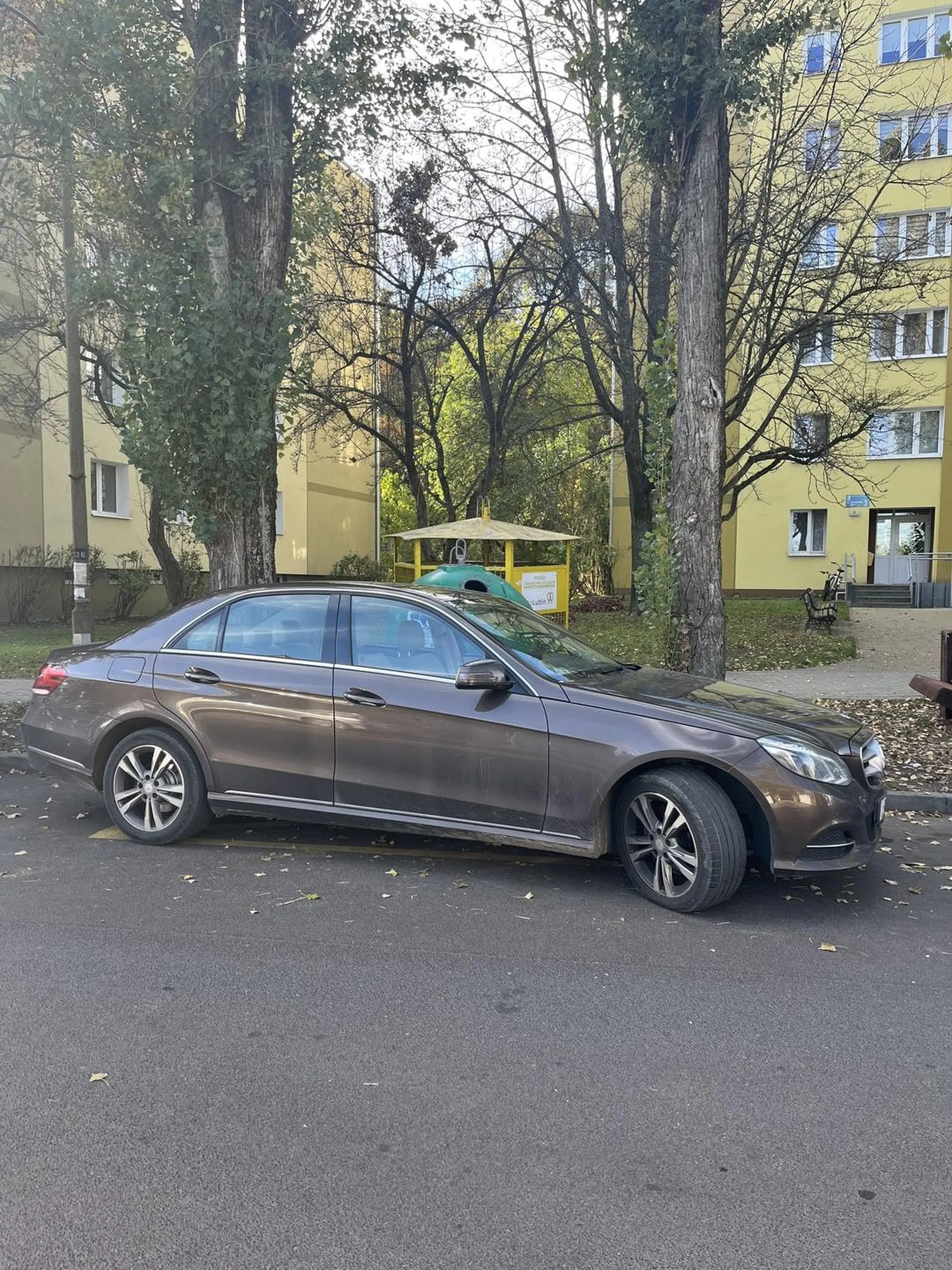 Świetne umiejętności parkowania i zazdroszczę percepcji wzrokowej! Następnym zaraz do wyjechania poproszę asystę straży miejskiej. Typ staje na zakazie, a dodatkowo bolokuje wyjazd innym, parking ma 20 metrów dalej. Pozdrawiam serdecznie ze strażą miejską?