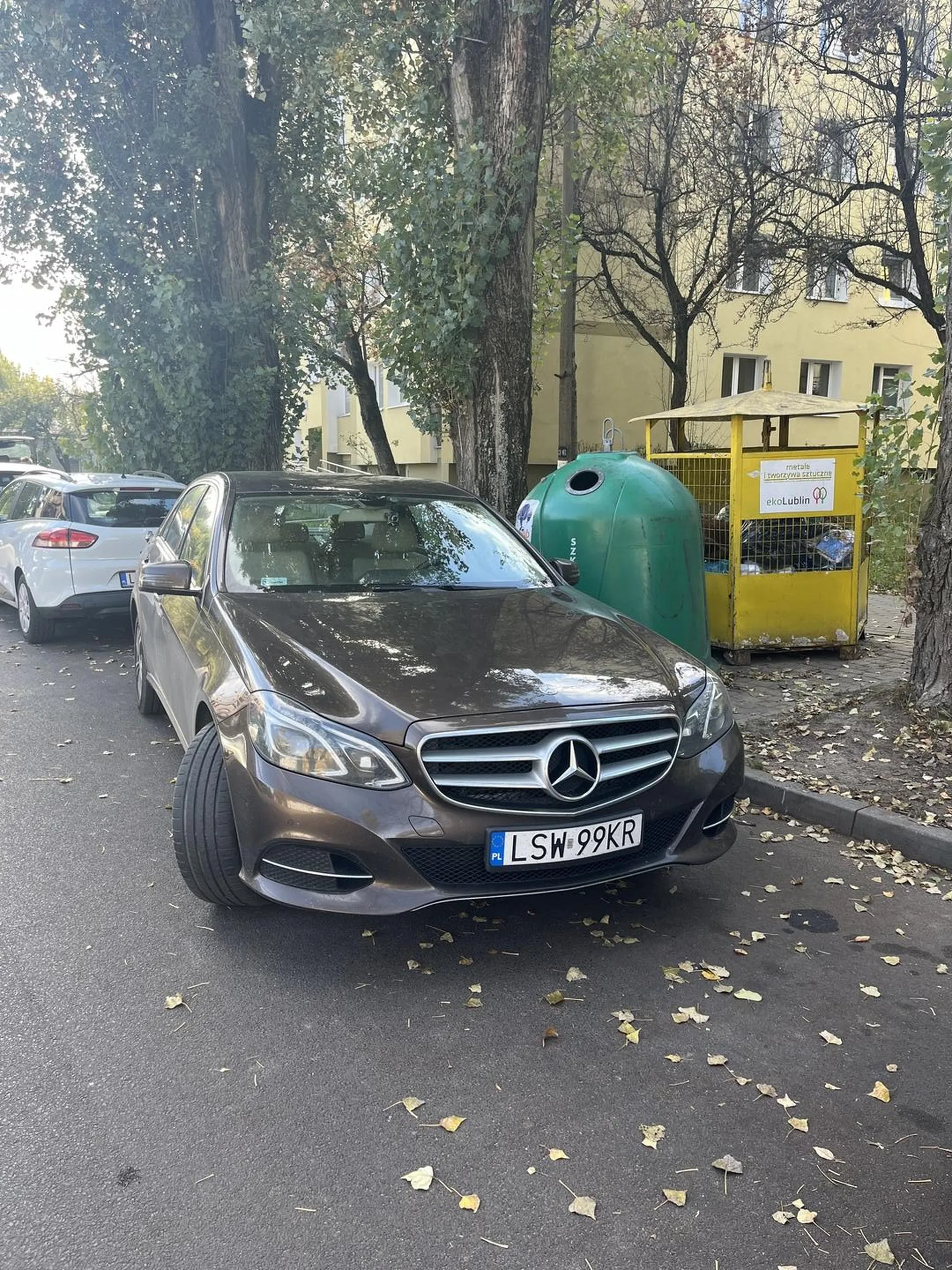 Świetne umiejętności parkowania i zazdroszczę percepcji wzrokowej! Następnym zaraz do wyjechania poproszę asystę straży miejskiej. Typ staje na zakazie, a dodatkowo bolokuje wyjazd innym, parking ma 20 metrów dalej. Pozdrawiam serdecznie ze strażą miejską?