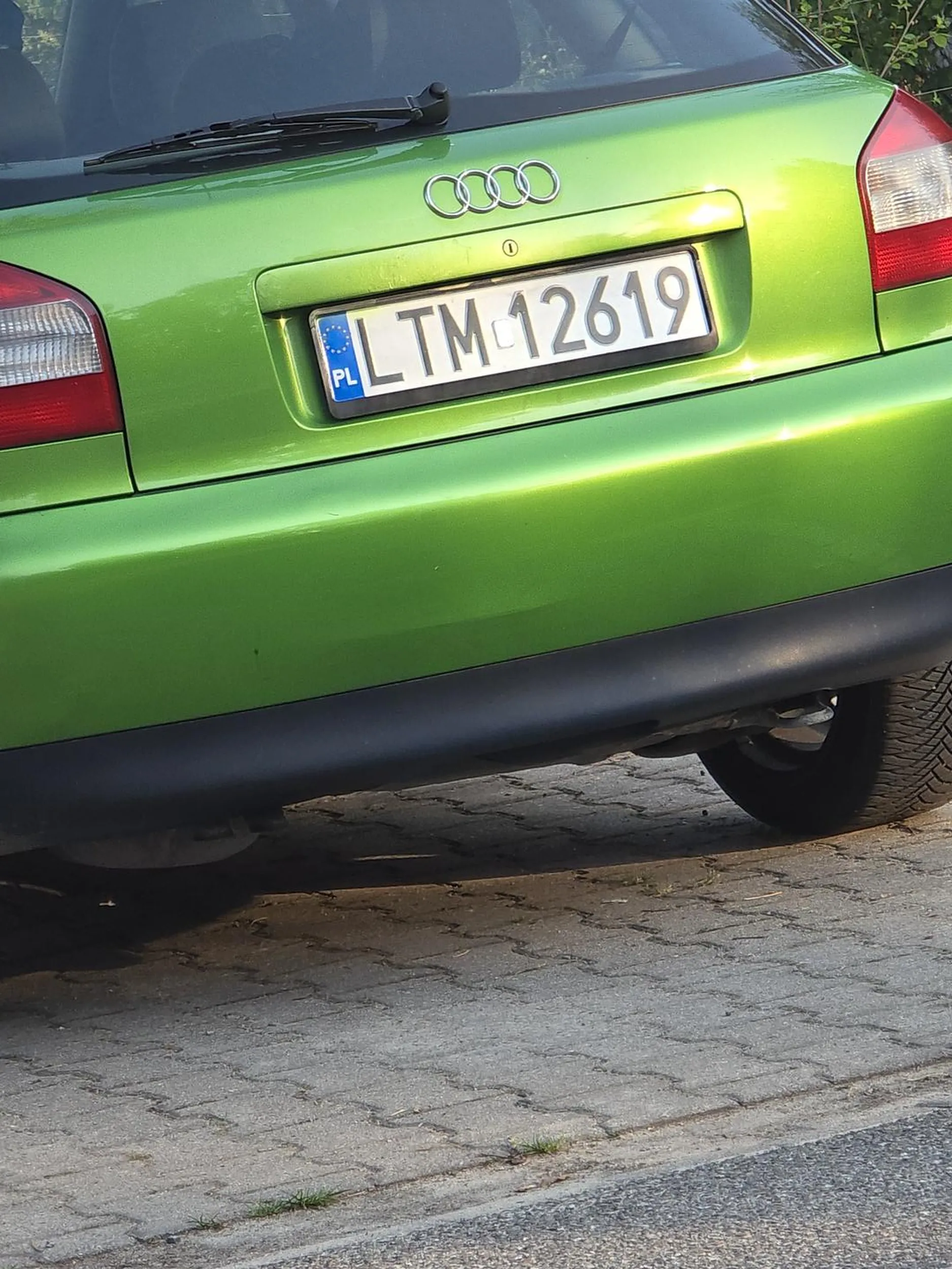 Kolor całkiem spoko, śmiało mozna powiedzieć ze nad całym jeziorem drugiej takiego się nie spotka. Stan w sumie też 4,5/5. Jakby była na sprzedaż to bym kupił:)