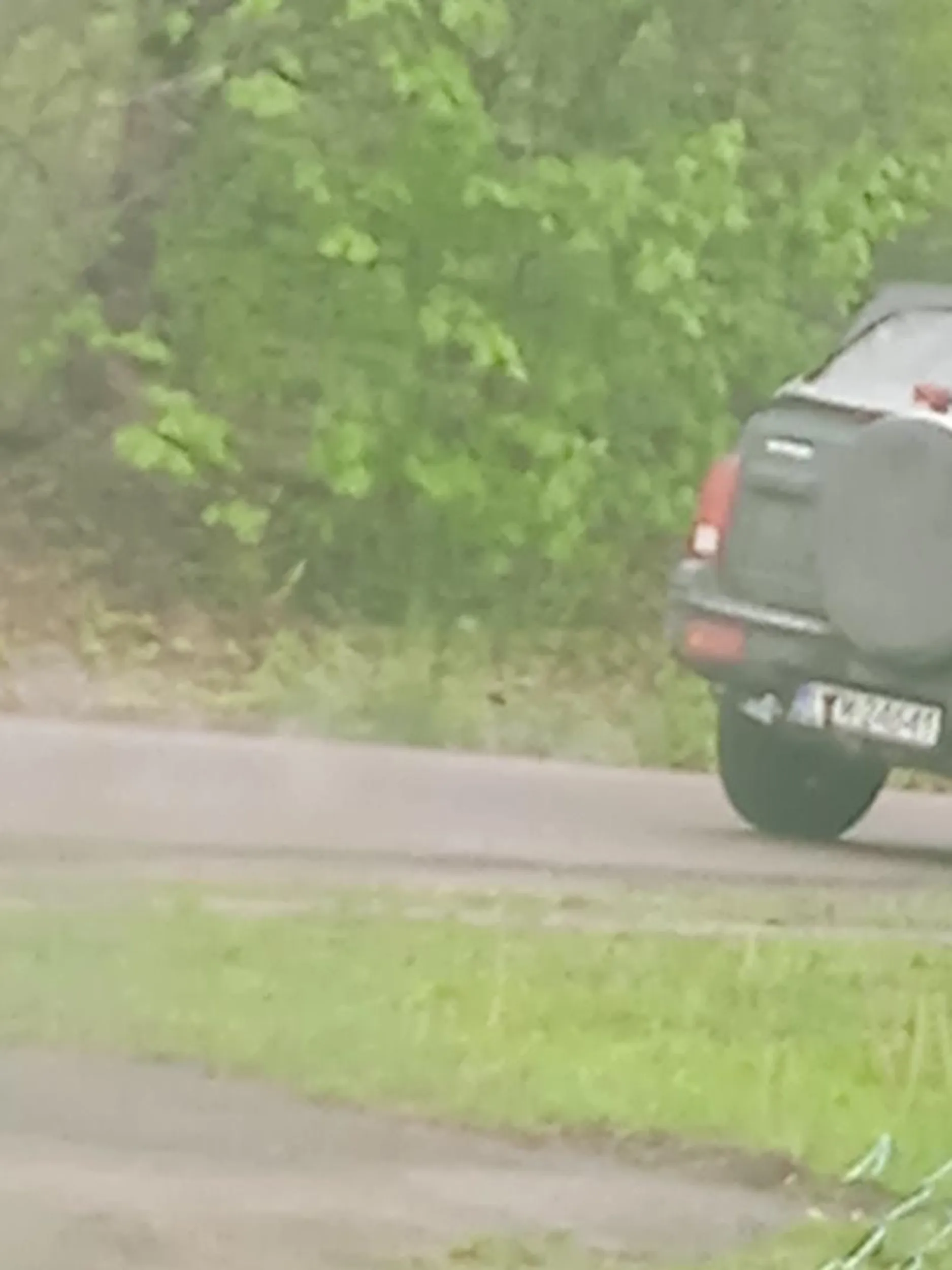 Zatrzymał się i stał przez 13 minut ,podjechał trochę dalej od domu mojego ,patrząc w lusterka .Zobaczył że robię zdjęcie z samochodu z tablic rejestracyjnych to natosmiast  szybko wyruszył odjechał z piskiem opon