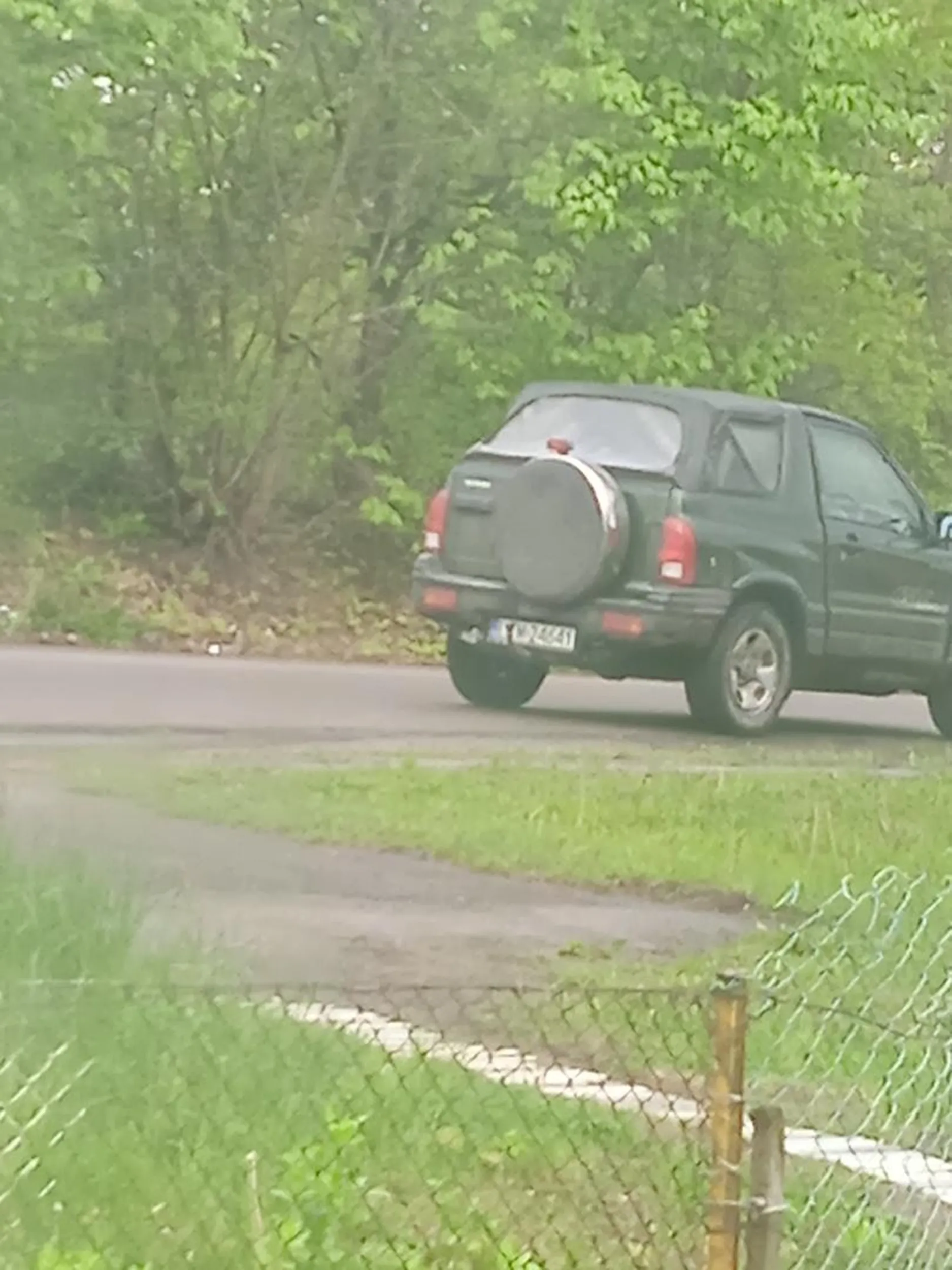 Zatrzymał się i stał przez 13 minut ,podjechał trochę dalej od domu mojego ,patrząc w lusterka .Zobaczył że robię zdjęcie z samochodu z tablic rejestracyjnych to natosmiast  szybko wyruszył odjechał z piskiem opon