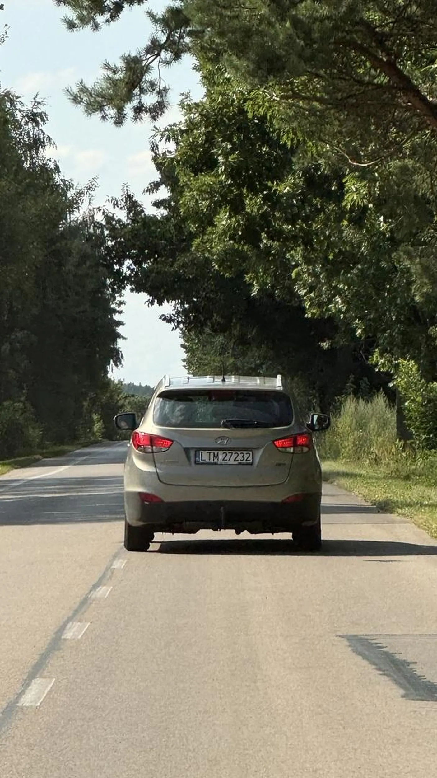 Skończony kretyn i zabójca drogowy. Zaczął wyprzedzać mnie, kiedy wyprzedzałem już inny pojazd i tak na dwóch pasach jechały trzy samochody. Później, już poza zabudowanym cisnął to plastikowe wozidło jakby jechał w wyścigach sportowym samochodem, nie skłamię jeśli powiem, że poza zabudowanym dwukrotnie przekroczył prędkość. Wiejski chłop totalnie odklejony i niebezpieczny dla otoczenia. Najlepsze jest to, że jechał z pasażerką, której to najwidoczniej nie przeszkadzało. Najlepiej byłoby, gdyby sam wpadł na jakieś drzewo zanim zabije kogoś podczas takiego wyprzedzania.