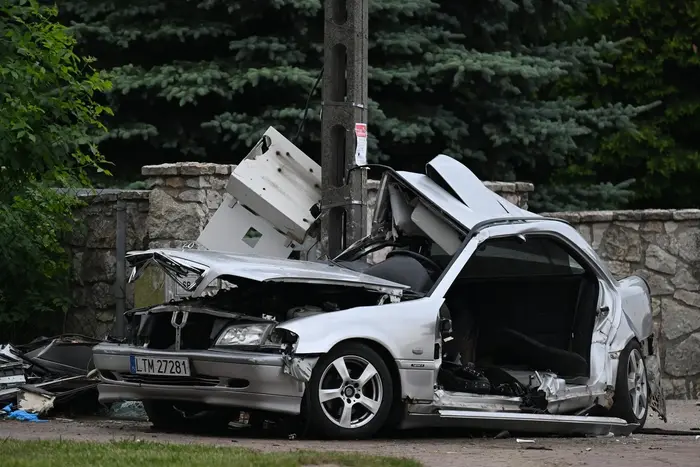 19latek pod wpływem alkoholu (1,55) wjechał w słup i przez niego zginęła jego przyrodnia siostra. Szkoda kur.wa gadać.