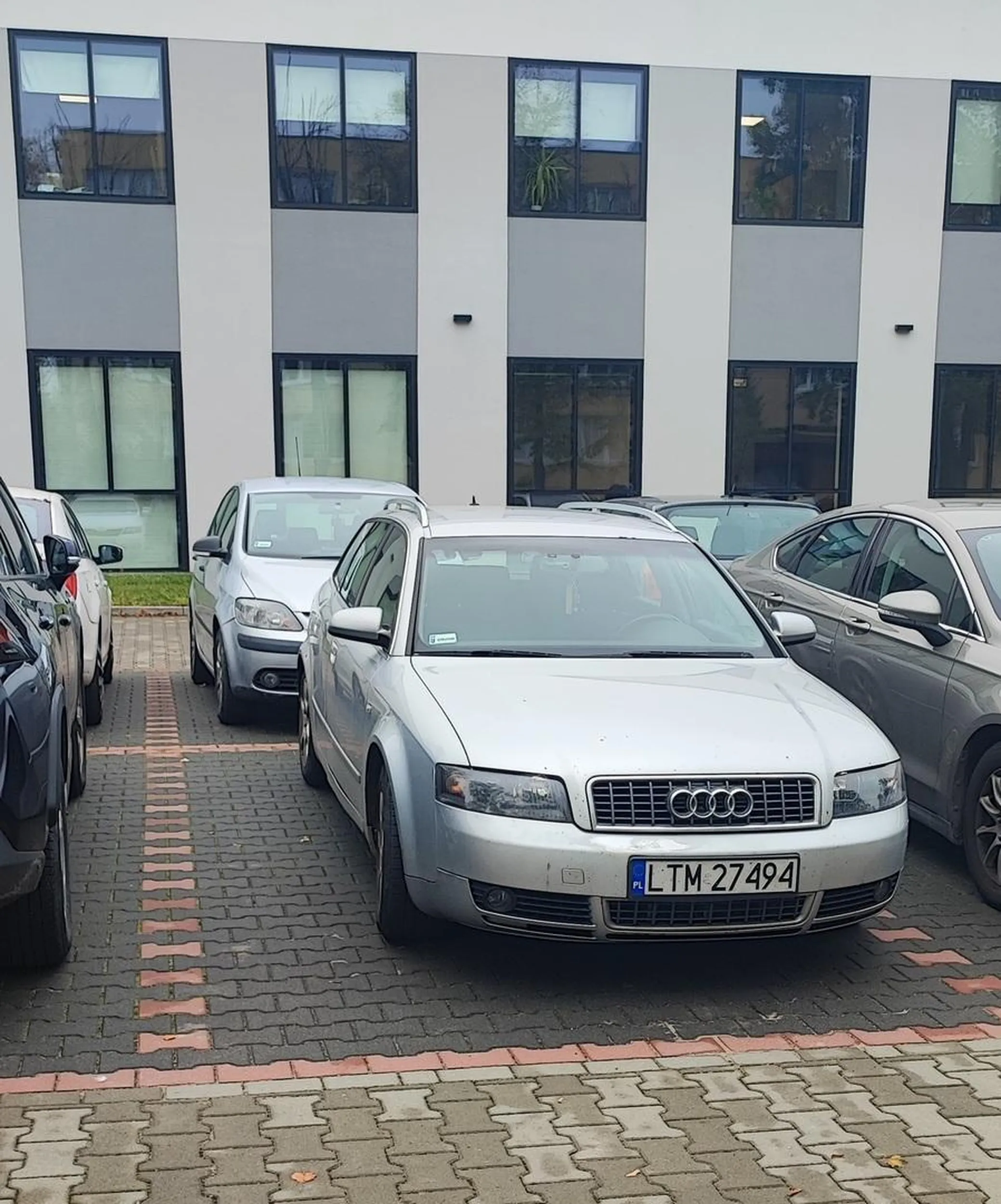 Proponuje nauczyć się parkować nie utrudniając innym zaparkowanie samochodu.