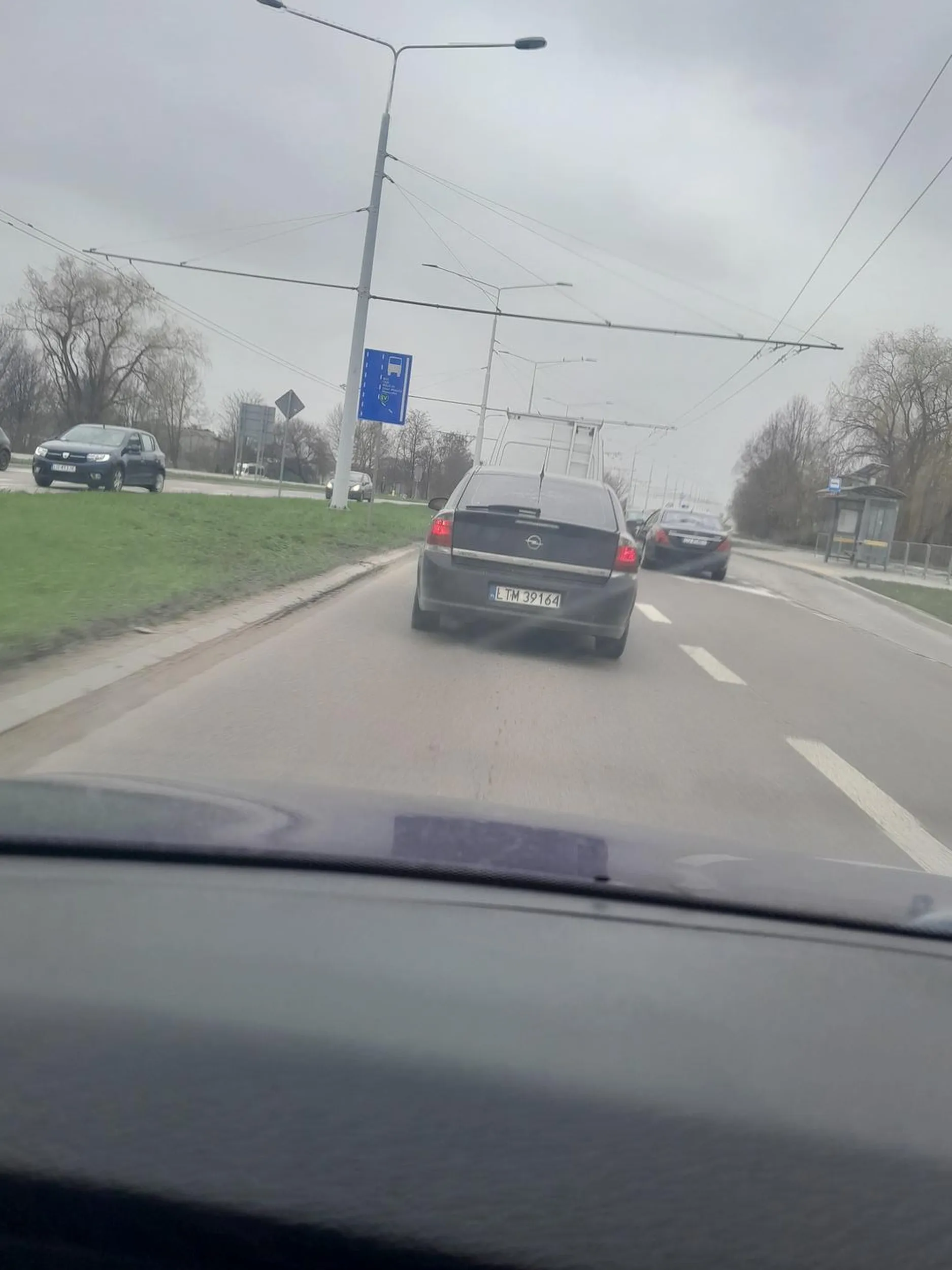 Kierujący nie używa kierunkowskazów, podczas próby wyprzedzania przyspiesza i nie pozwalajac wyprzedzić , a na drodze ekspresowej blokuje lewy pas.