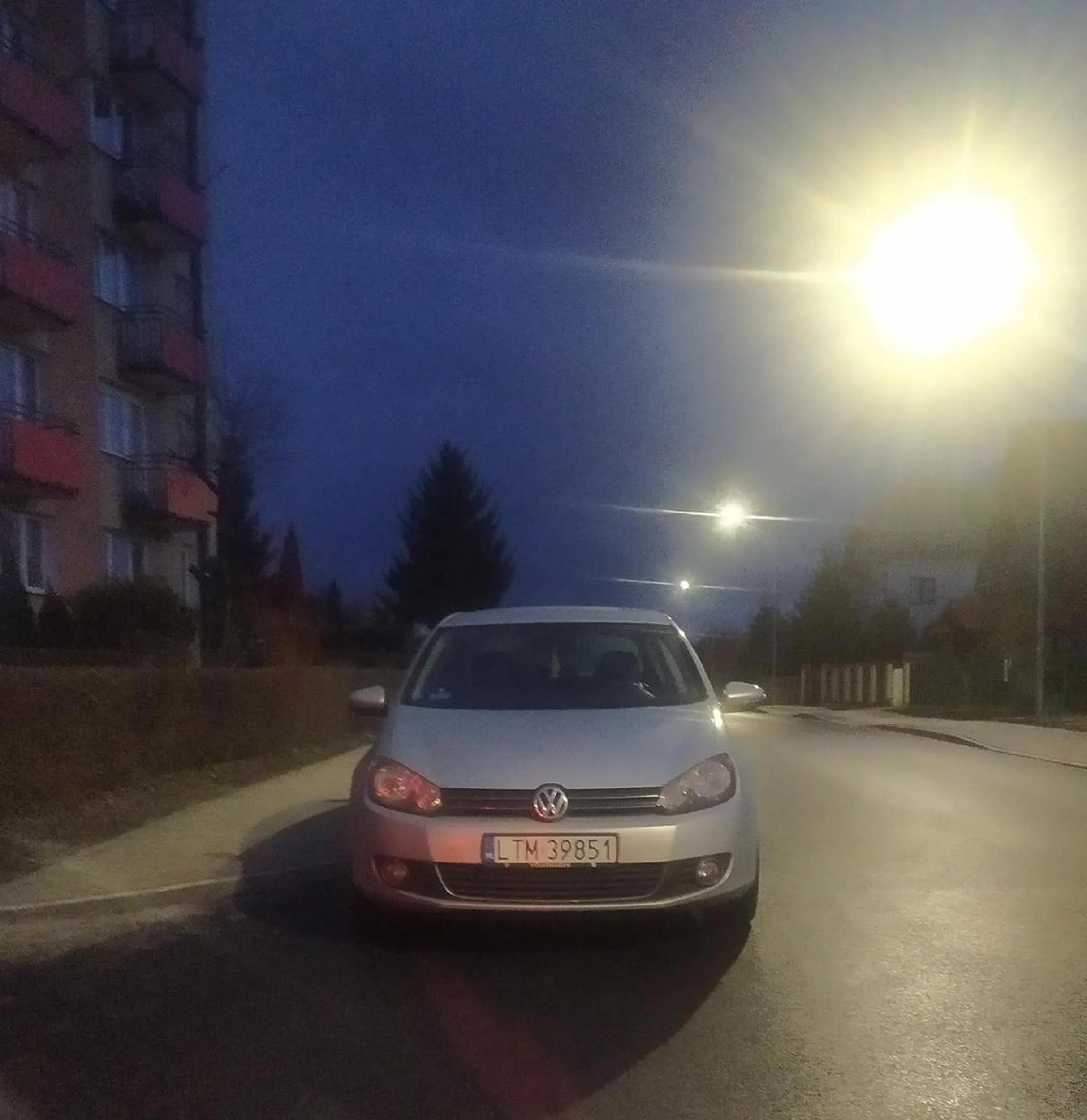 Naucz się parkować a nie zastawiać chodnik czy zasłaniać wyjazd. To nie jest twoja droga a w tym miejscu nie ma parkingu.