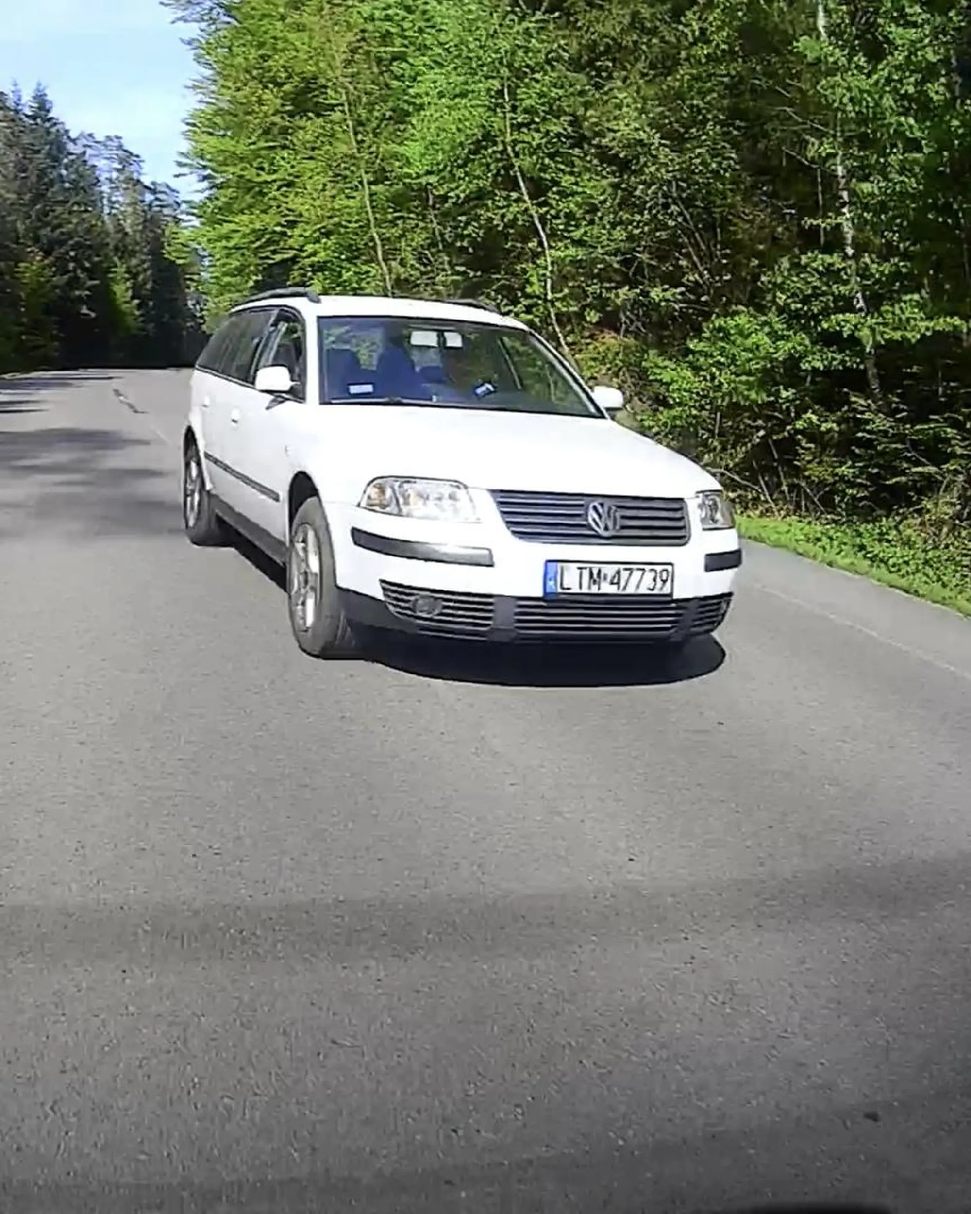 Więcej ostrożności i zdecydowania podczas manewru wyprzedzania kierowco by z piskiem nie uciekać na pas własny