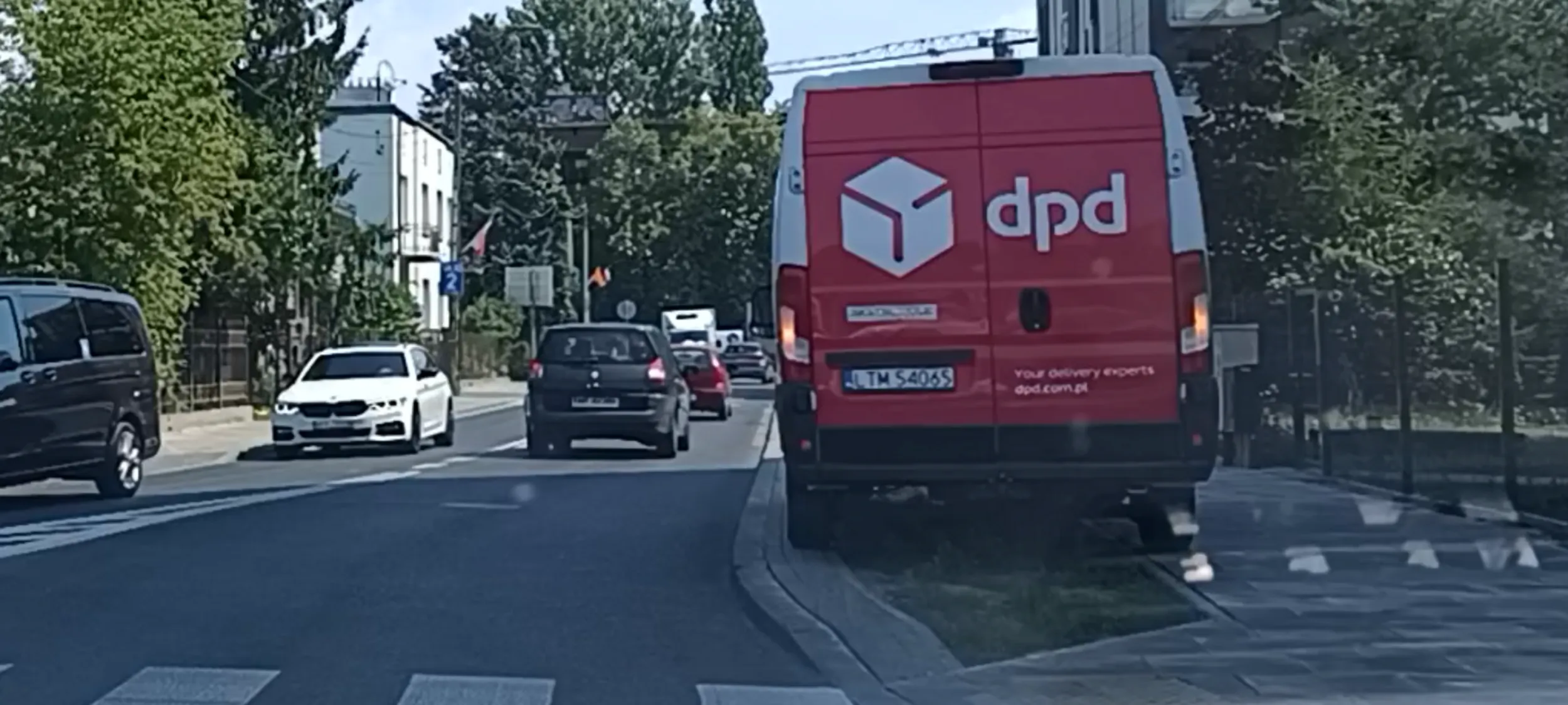 Tak nie wolno parkować i tu jest też przejście dla pieszych