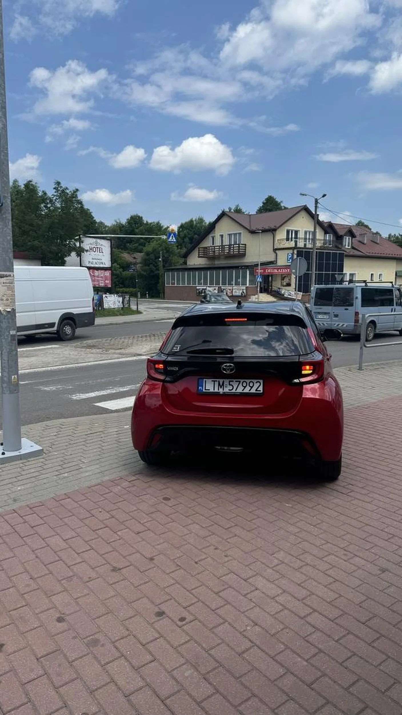Grażynka elegancko jeździ sobie po  chodniku i włącza się do ruchu jeżdżąc po przejściu dla pieszych, choć wystarczyło cofnąć do wyjazdu dla samochodów. Seniorce przydałaby się powtórka z teorii.