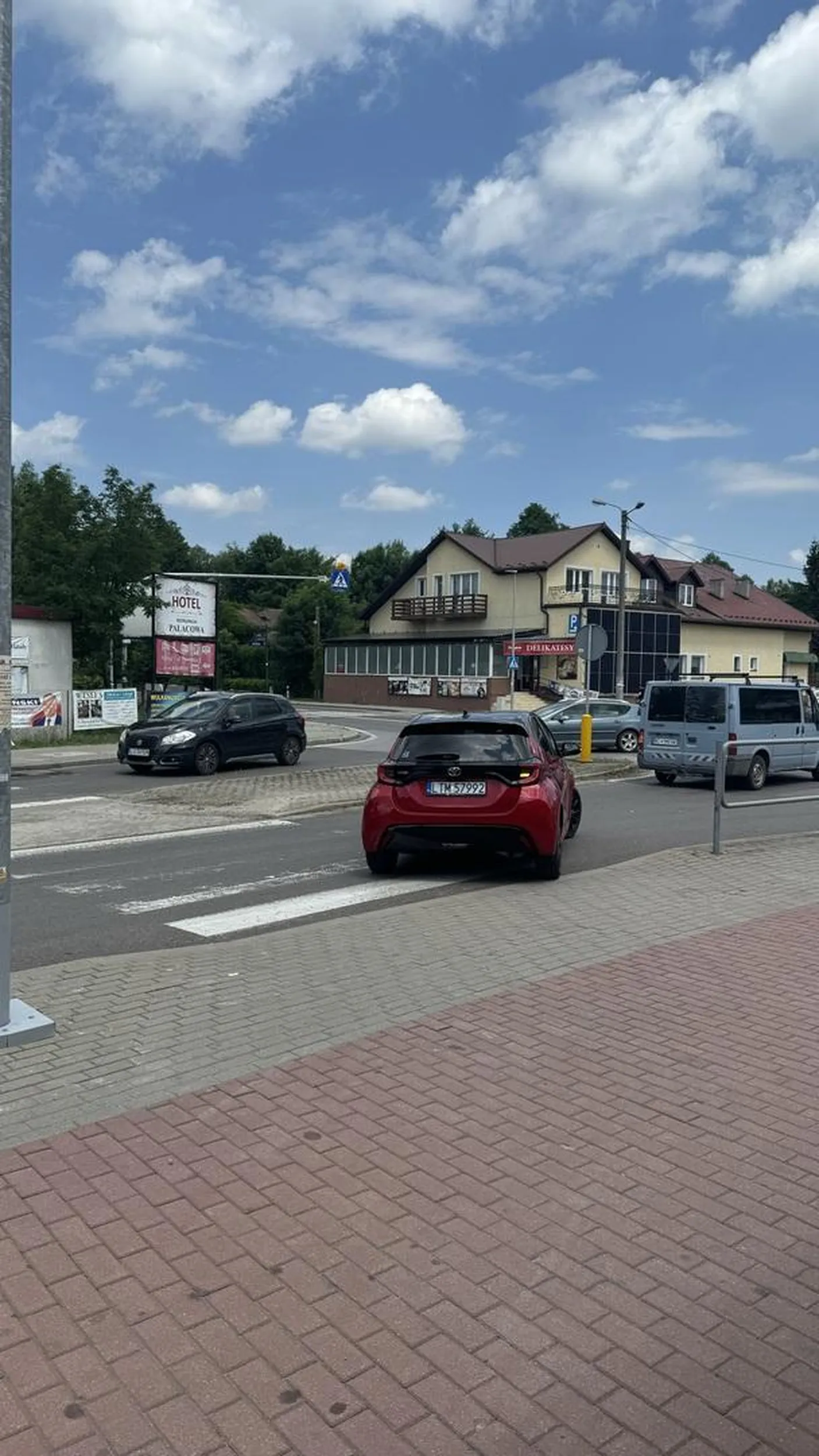 Grażynka elegancko jeździ sobie po  chodniku i włącza się do ruchu jeżdżąc po przejściu dla pieszych, choć wystarczyło cofnąć do wyjazdu dla samochodów. Seniorce przydałaby się powtórka z teorii.
