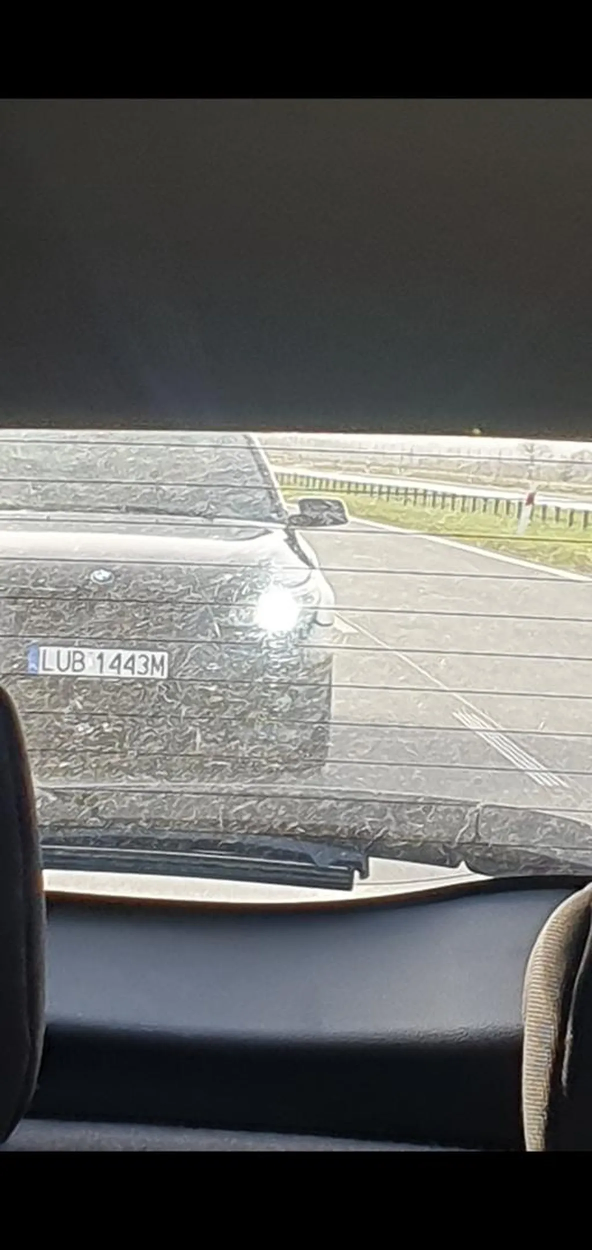 Szkoda, że za późno się sczailiśmy i nie udało się nagrać, ale samochodzik ten w przerwie wielkanocnej na s17-tce nękał jakieś inne auto, siedząc mu na zderzaku. Zobaczył, że się zainteresowaliśmy i wyprzedził w końcu nękane auto i nas, ale w ogóle z jakimś dziwnym zachowaniem, bo przez dość długi czas po wyprzedzeniu jechał dwoma pasami, zamiast normalnie zjechać na prawo. Za kierownicą sebix, czyli standardowo, jak to w przypadku bolidów młodzieży wiejskiej XD plus jeszcze jakaś laska jako pasażer - pewnie jego dziewczyna