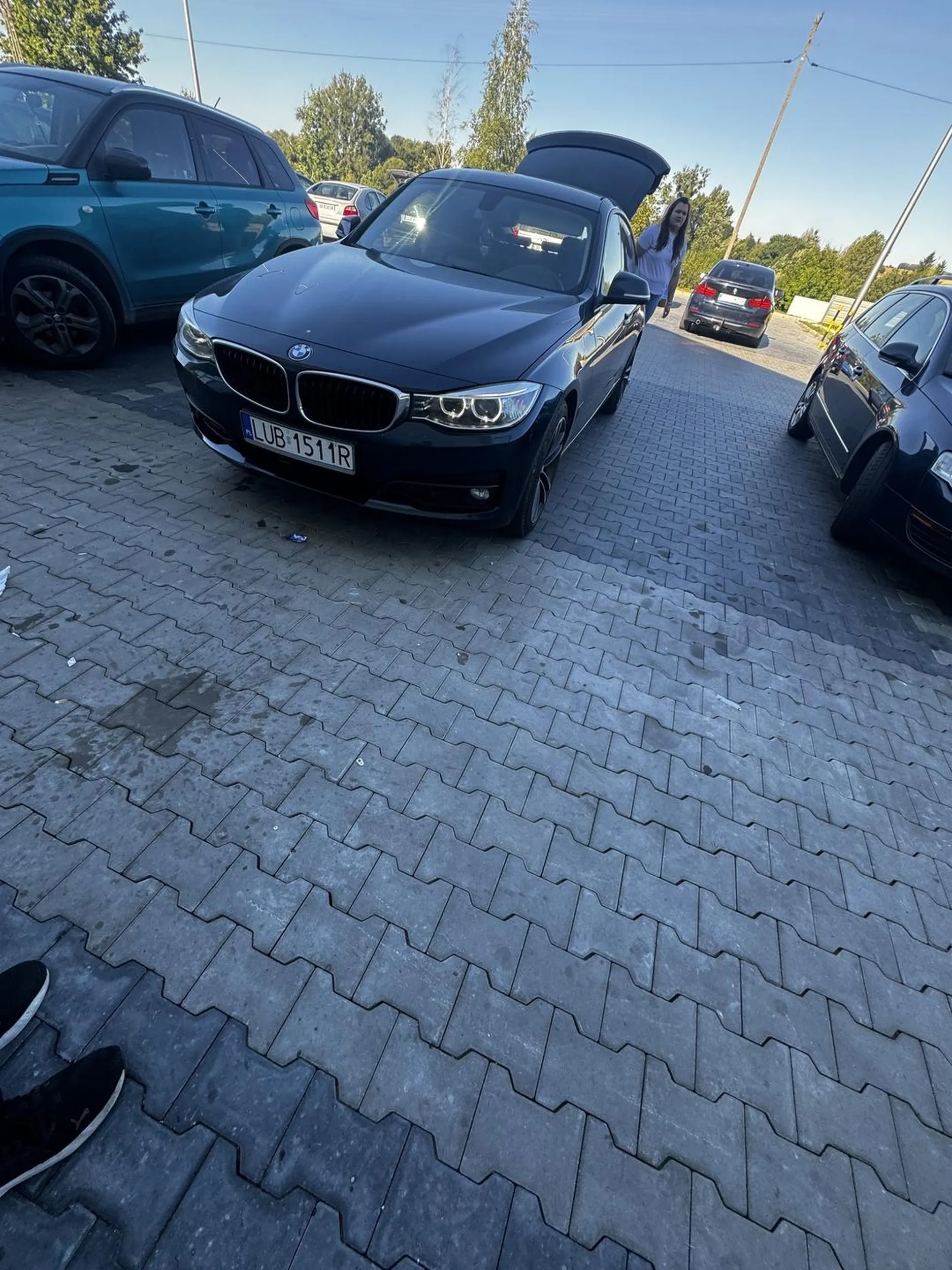szeroka pani szeroko parkuje, że aż musi dwa miejsca parkingowe zająć