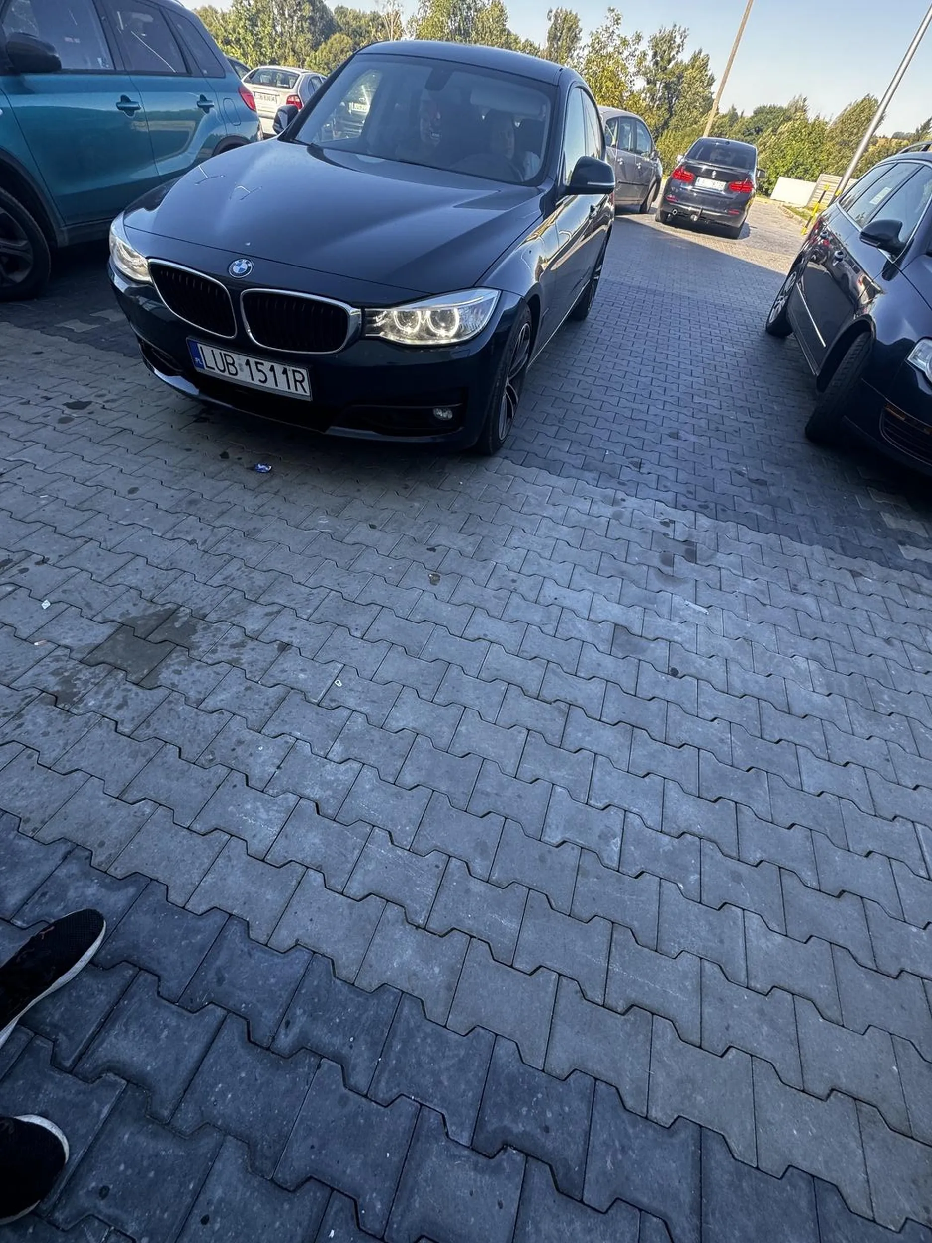 szeroka pani szeroko parkuje, że aż musi dwa miejsca parkingowe zająć