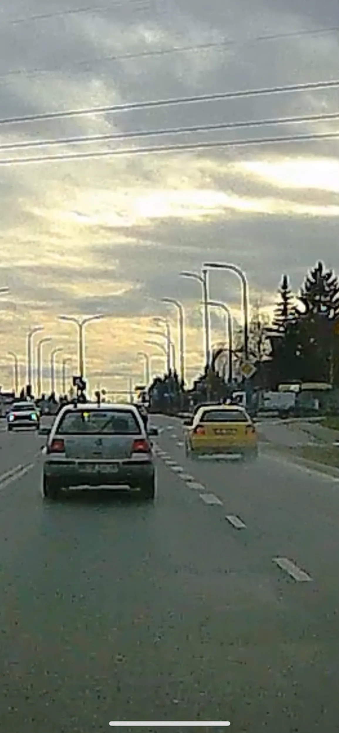 Kolejny myślący inaczej, teren zabudowany a ten radośnie jedzie ponad 100 bus pasem, wyprzedza 4 auta bezpośrednio przed oraz na przejściu dla pieszych