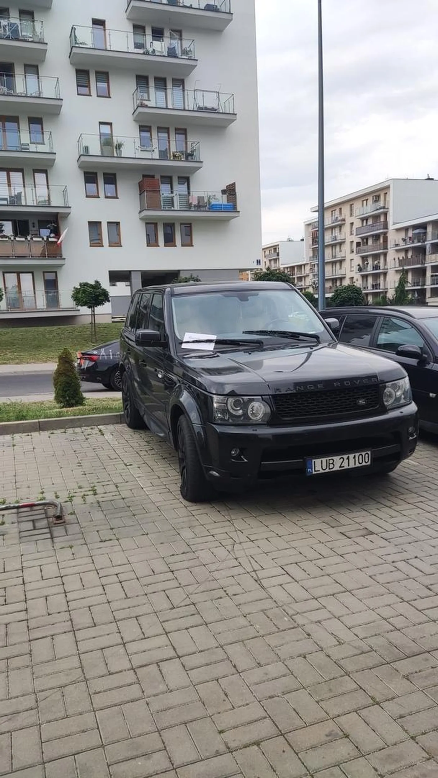 Uszkodzony samochód pozostawiony na miejscu prywatnym.