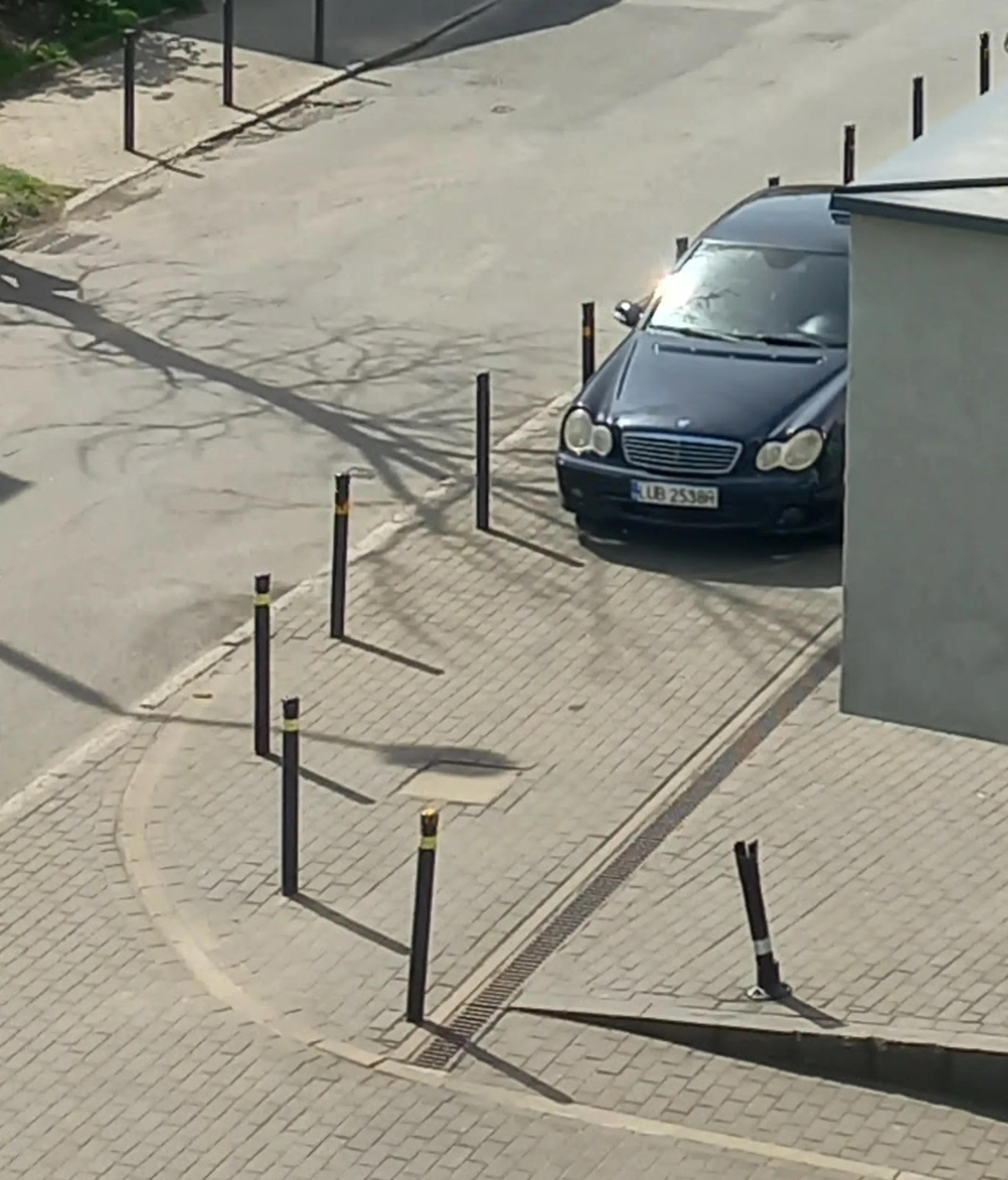 Gość sobie zrobił prywatny parking.