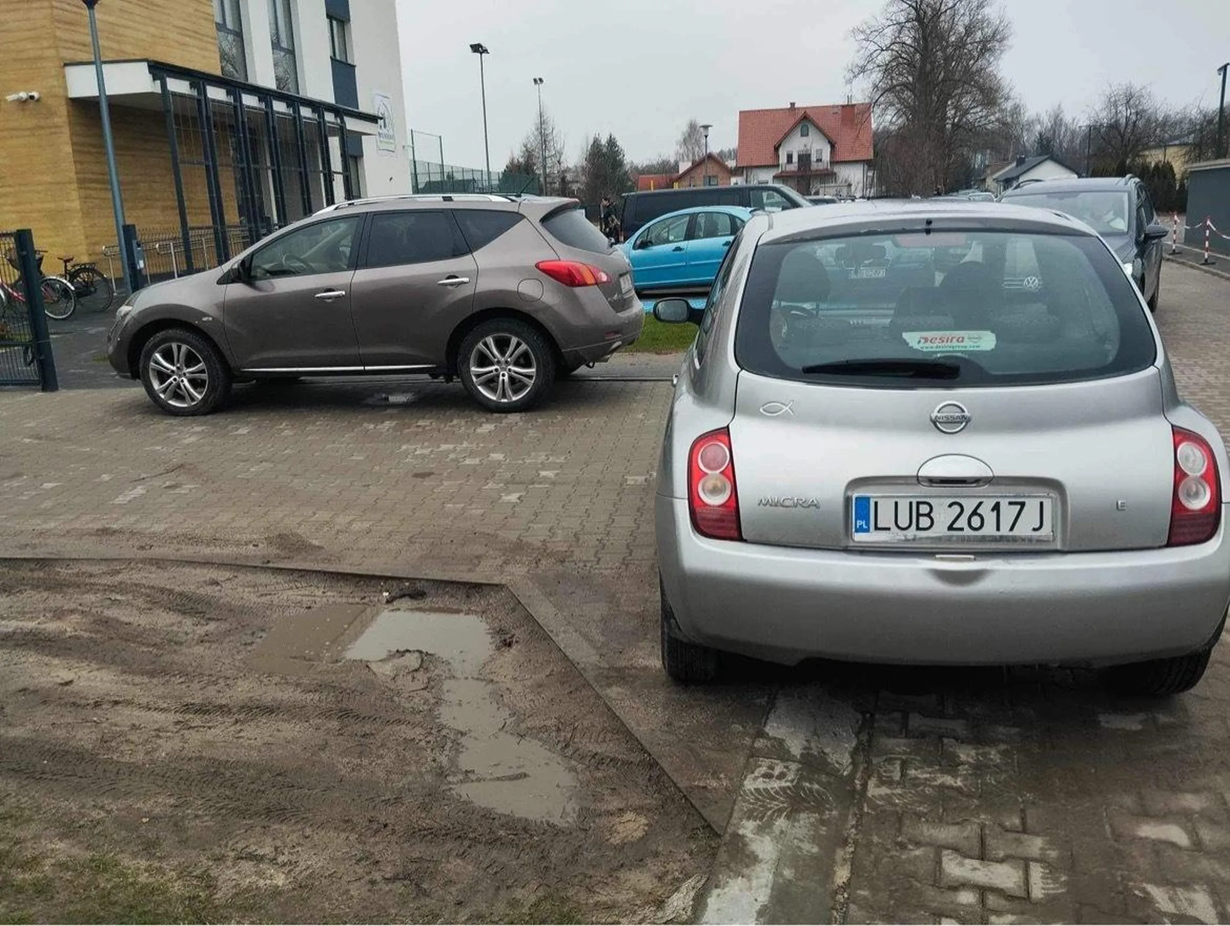 stawać nie umie zastawia cały wjazd i się awanturuje