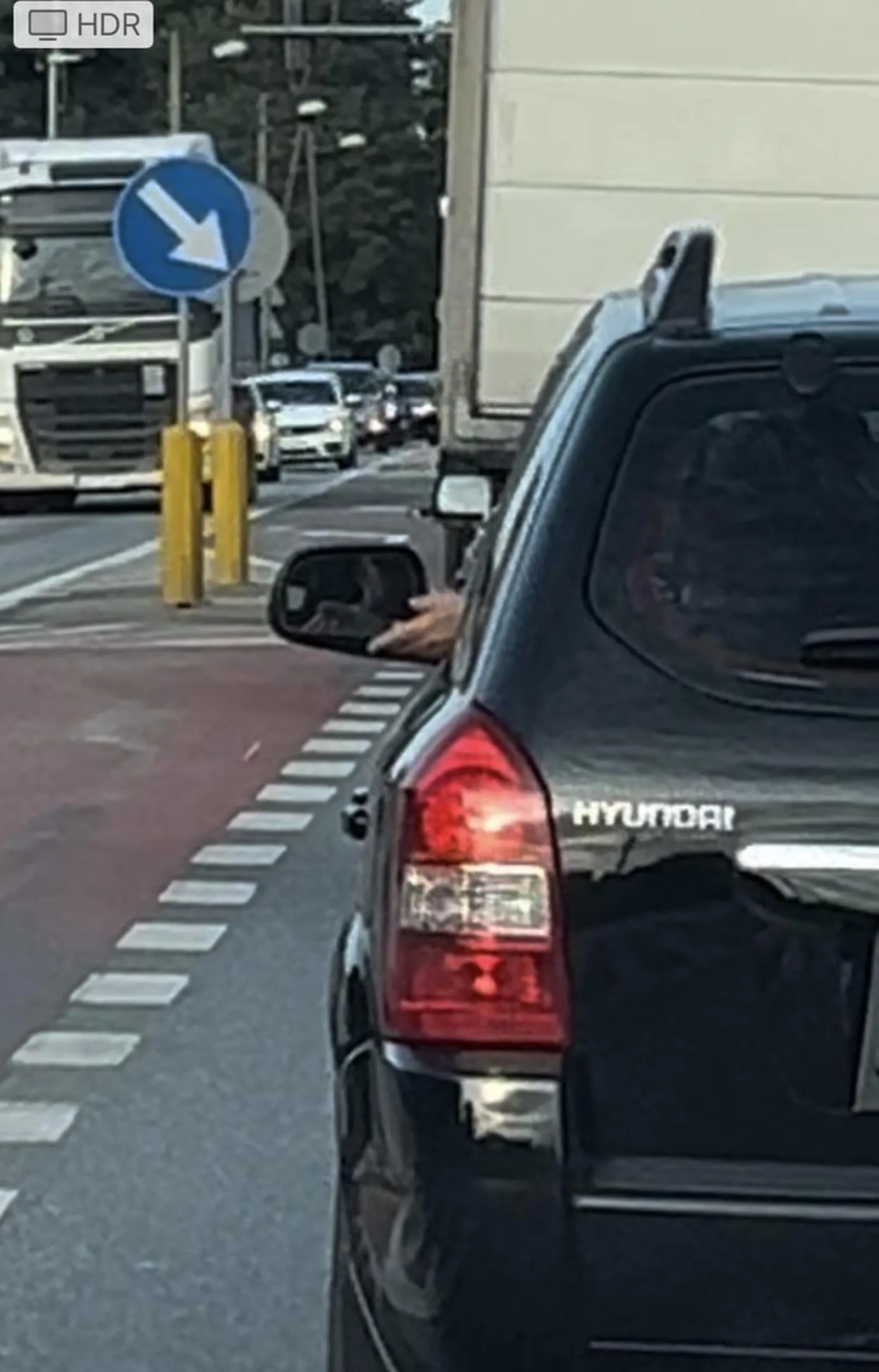 Jak można być takim baranem żeby wyrzucić peta na środek ulicy w biały dzień i to jeszcze stojąc w korku