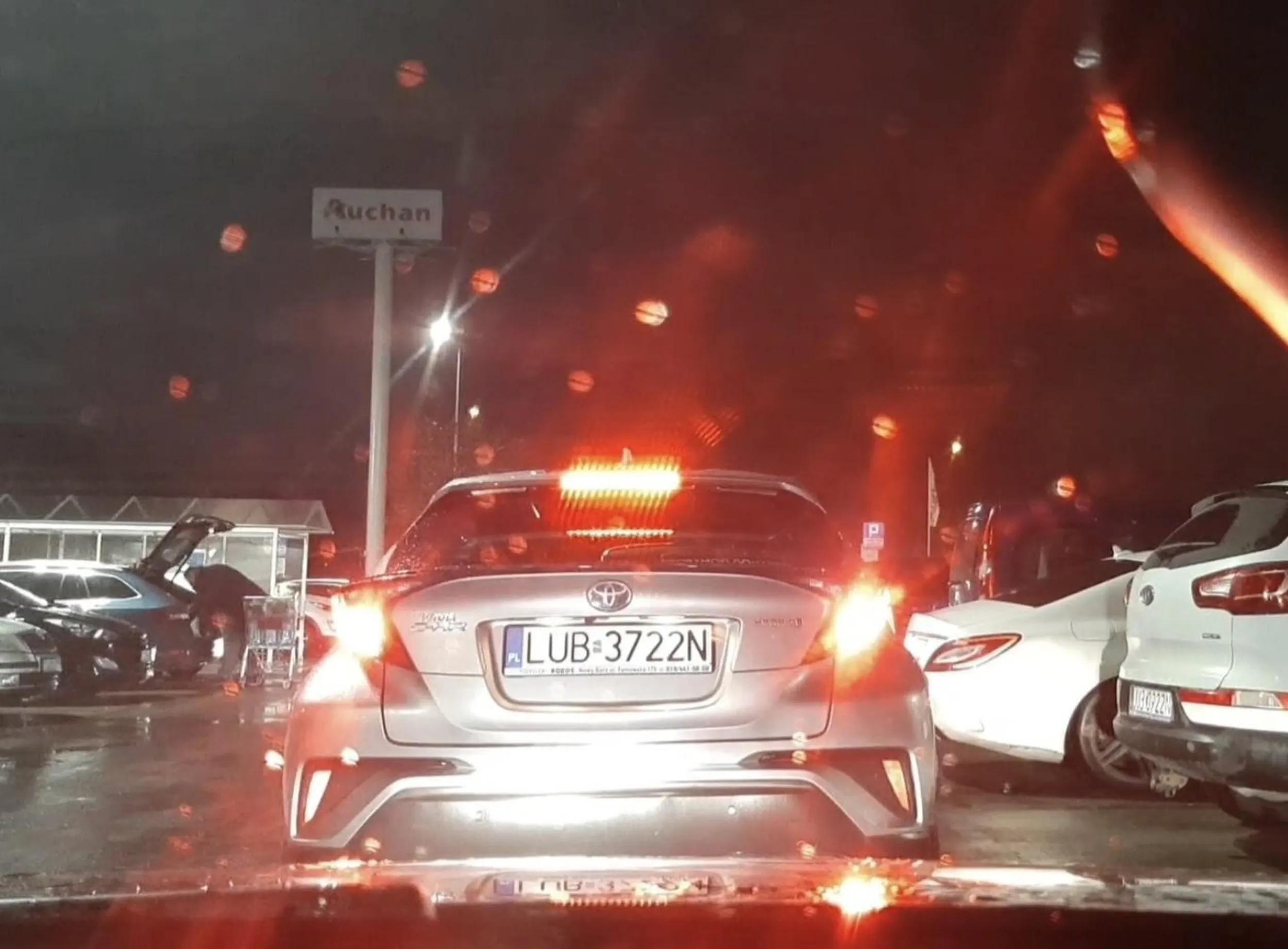 Gość stanął na środku mimo że przed nic nie ma. Po ominięciu okazuje się że facet siedzi z nosem w telefonie i ma gdzieś to że utrudnia przejazd. Tak trudno zaparkować???