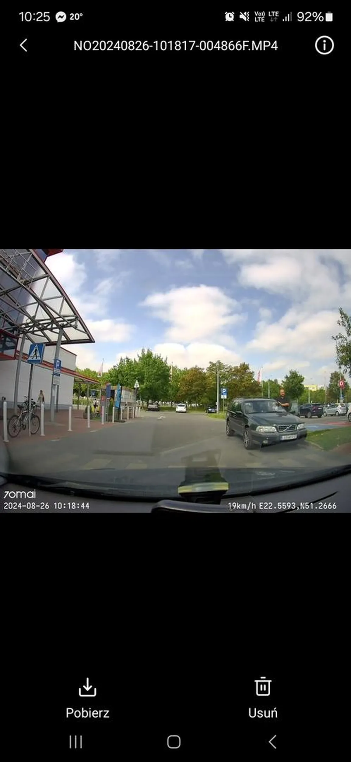 Naucz się parkować Tyle miejsc wolnych dookoła a ty nq środku drogi