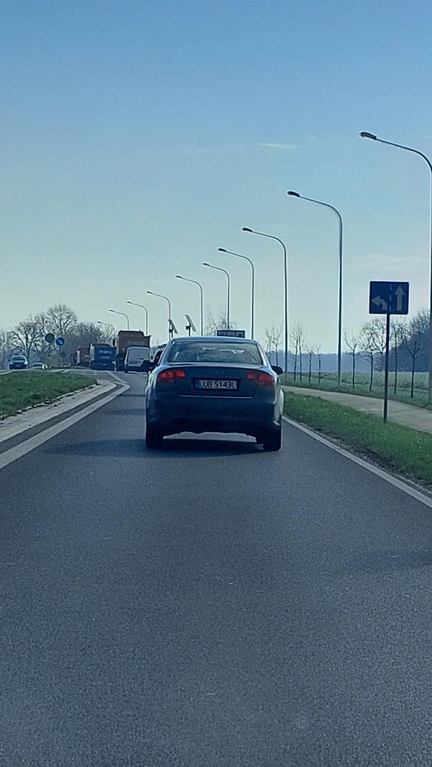 Wyprzedza na czołówkę a następnie zajeżdża drogę spychajac inne auta