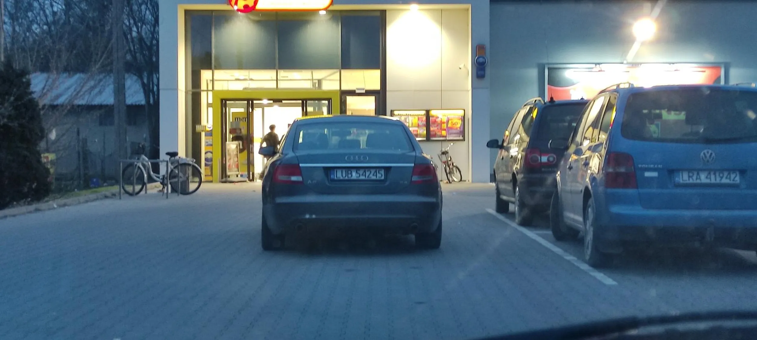 Paniusia z Lublina przy całym pustym parkingu, staje jak ofiara losu. Dziwne, że nie stanęła na miejscu dla inwalidów skąd miała by bliżej do sklepu.