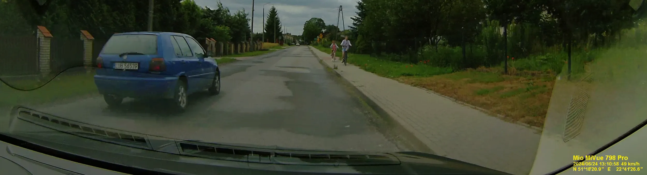 Jechał z dużo większą prędkością w terenie zabudowanym, wyprzedził na skrzyżowaniu.