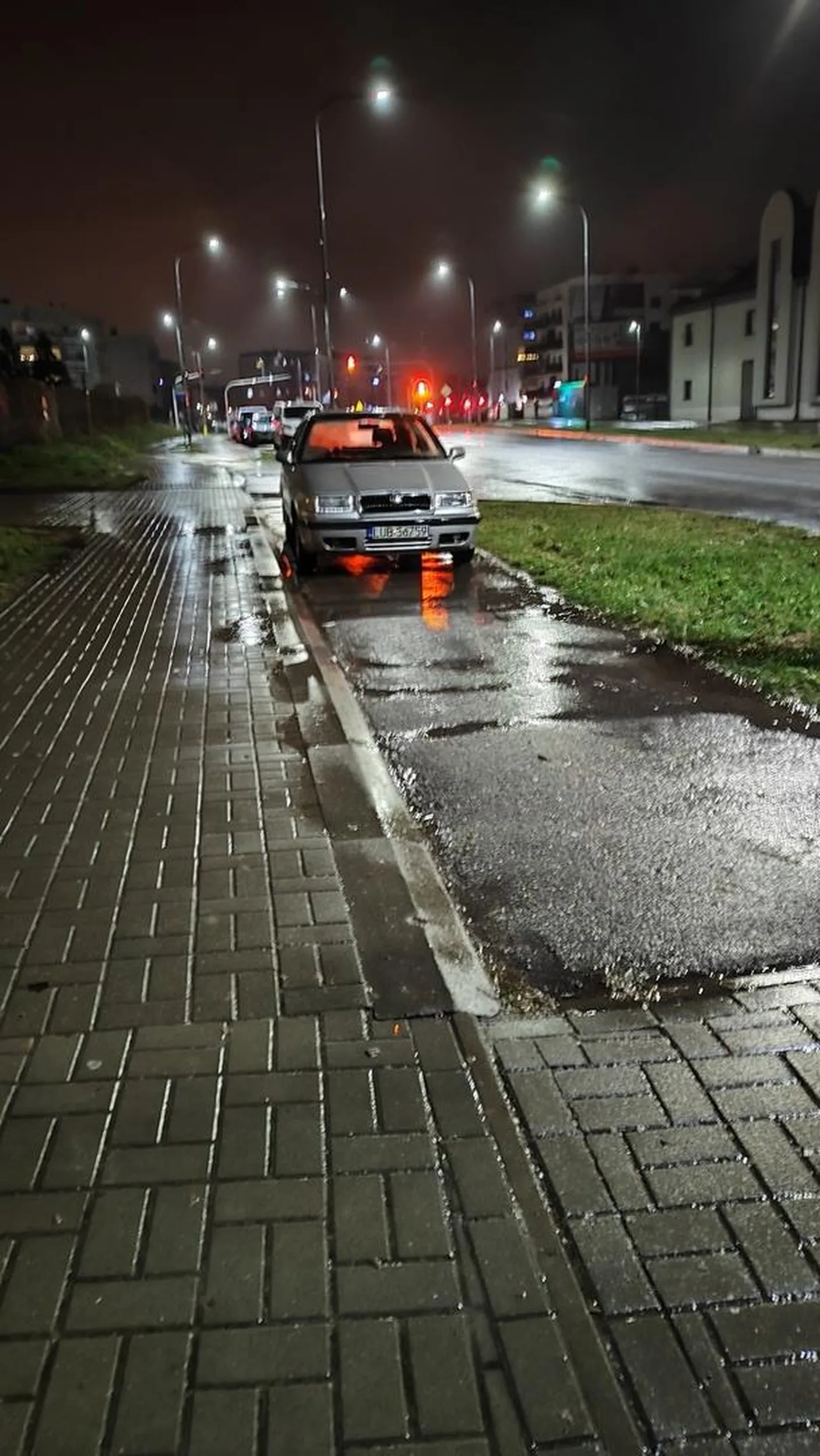 No nie polecam,  niby kończy się ścieżka rowerowa oraz chodnik ale nie zwalnia cię z tego by parkować jak świnia. Widać że lubi uprawiać buraki