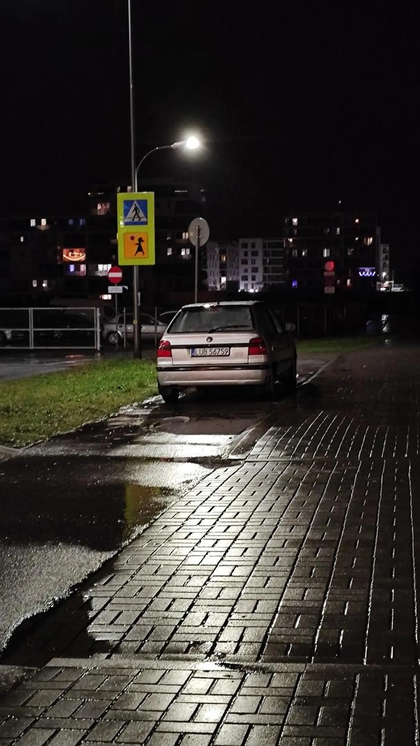 No nie polecam,  niby kończy się ścieżka rowerowa oraz chodnik ale nie zwalnia cię z tego by parkować jak świnia. Widać że lubi uprawiać buraki