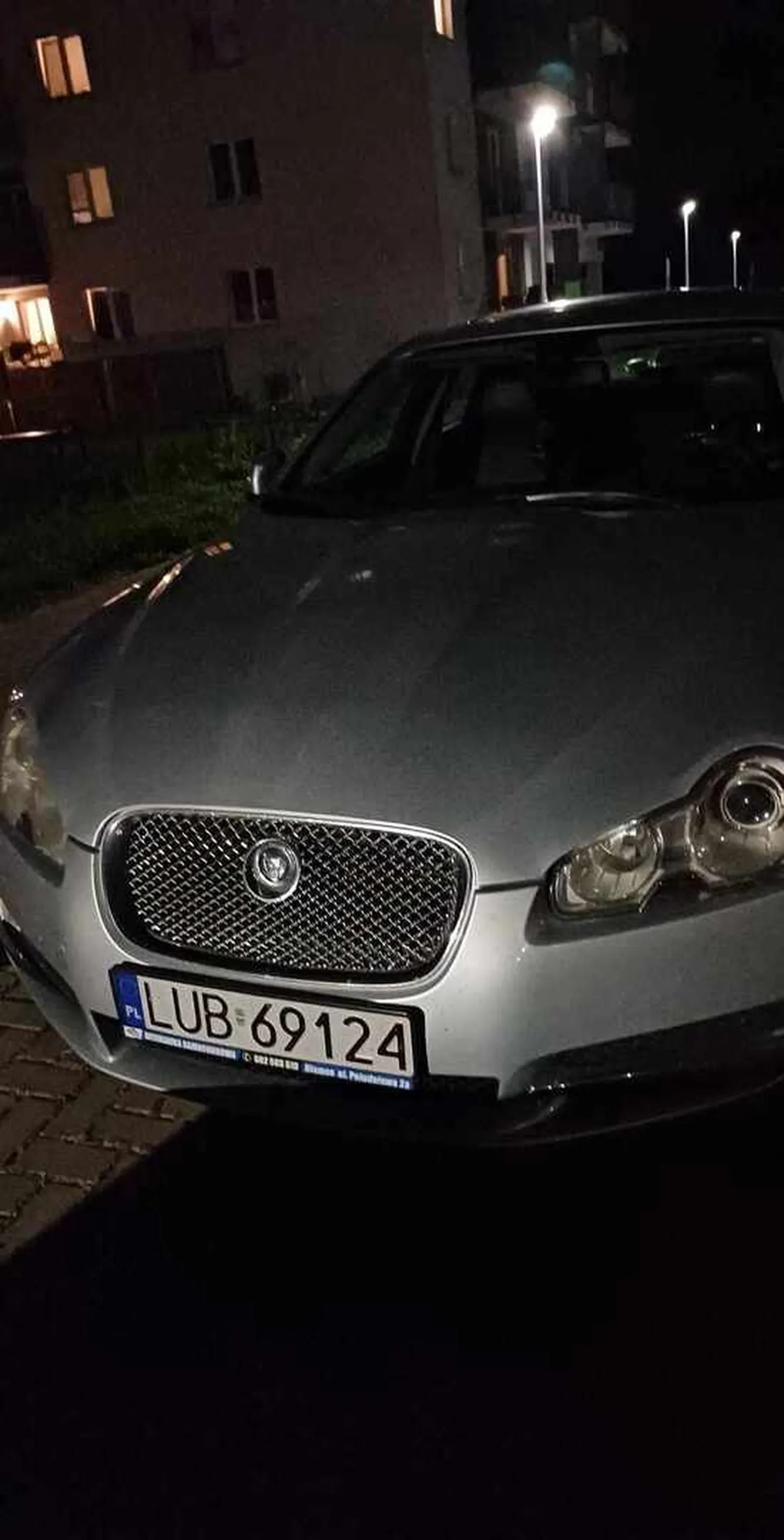 Pojęcie własności prywatnej dla tego typa nie jest zrozumiałe. Stawia sobie swoje auto gdzie chce i kiedy chce nie zważając na przepisy. Może u ciebie na wsi takie praktyki się stosuje lecz jak jesteś w mieście to tu bowiazuja inne zasady. Jeszcze raz postawisz i masz komplet opon do wymiany będzie to bardziej bolało niż laweta i parking na której koszt.