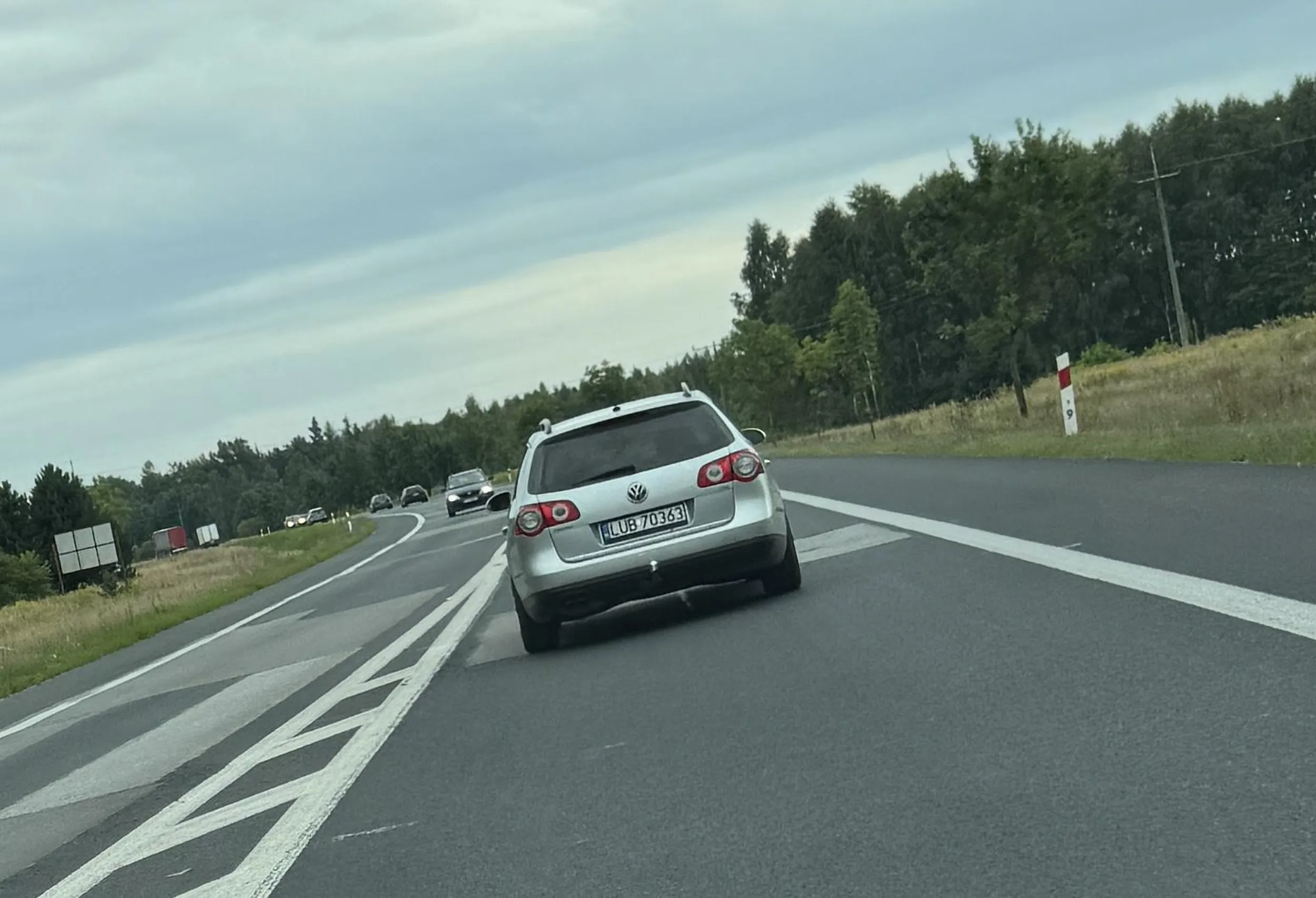 Stoi na stopie w nieskończoność i grzebie w telefonie. Po ruszeniu w drogę dzięki mojemu klaksonowi postanowił zrobić mi na złość jadąc 30 na 70 i pokazując środkowy palec