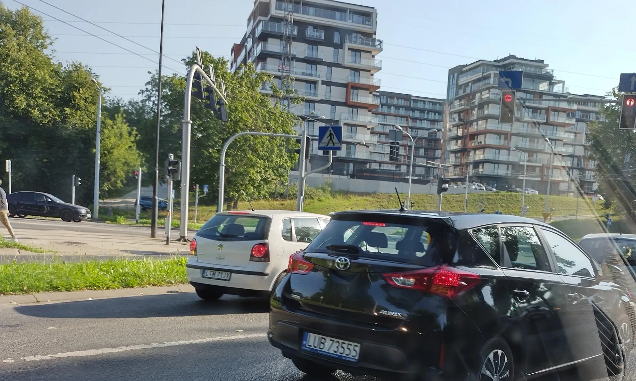 Babciu, naucz się jeździć!!! Wpierd.... się przed maskę tylko po to by potem hamować bo ci pasa do jazdy zbrakło. To co dziś wyprawiałaś to powinnaś stracić prawko!!!!
