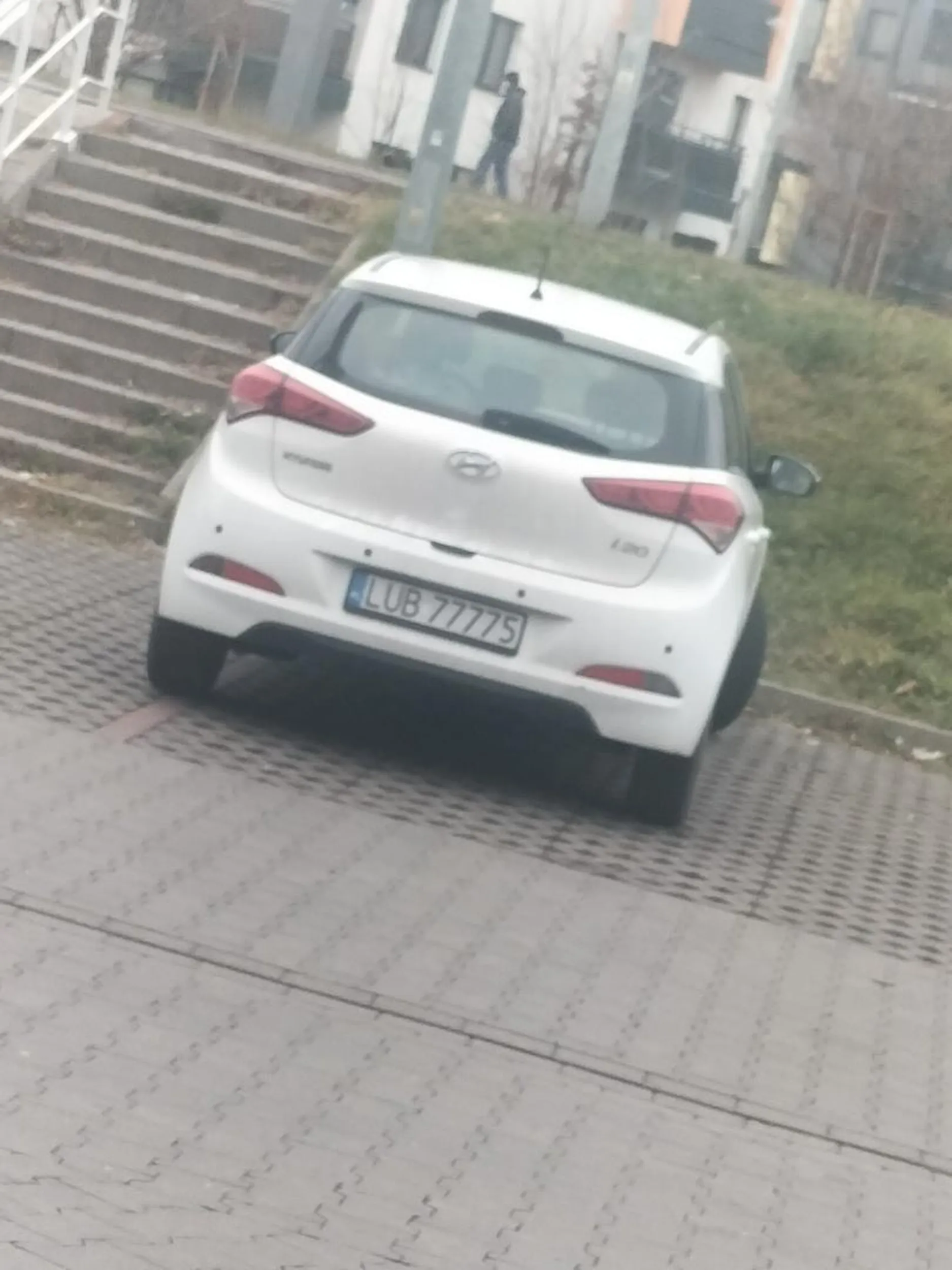 Ten oto kierowca ma penisa w oczach i nie potrafi parkować