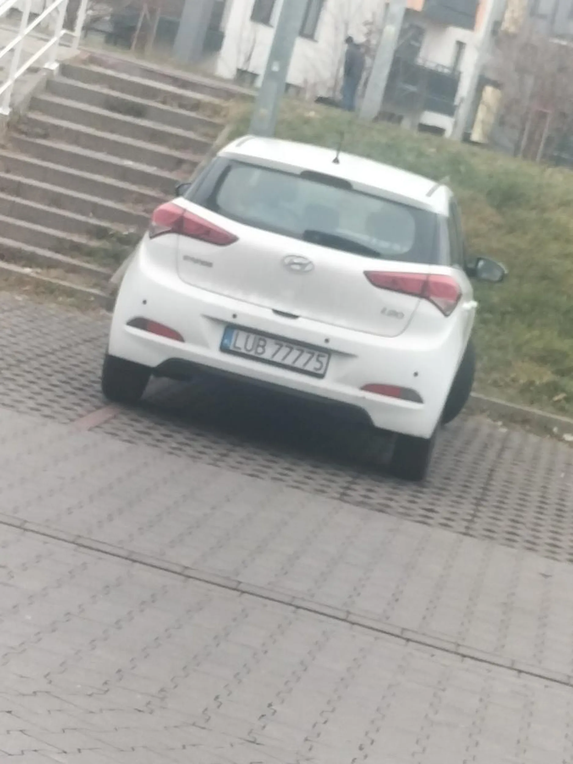 Ten oto kierowca ma penisa w oczach i nie potrafi parkować