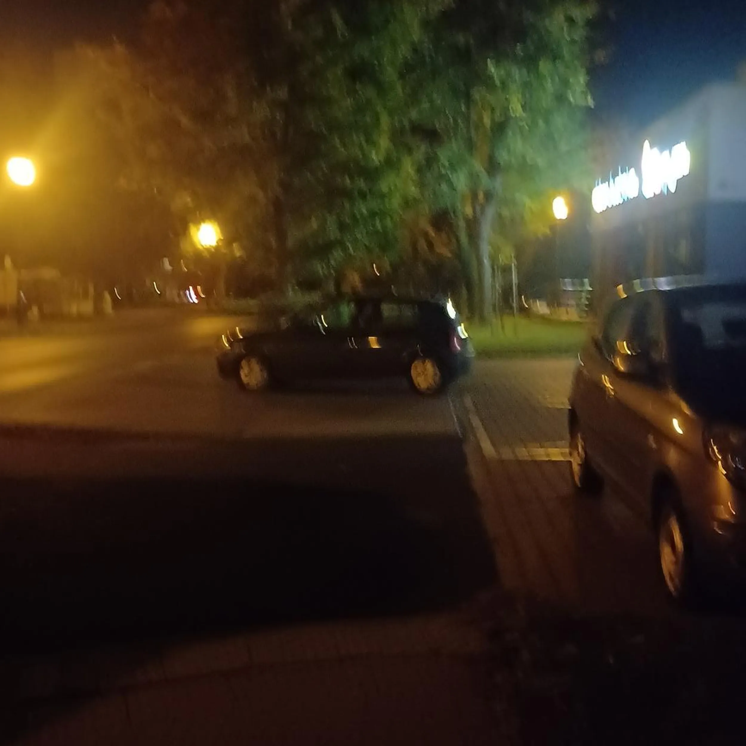 Trzeba być zdolnym by parkować na wyjeździe z parkingu i środku chodnika