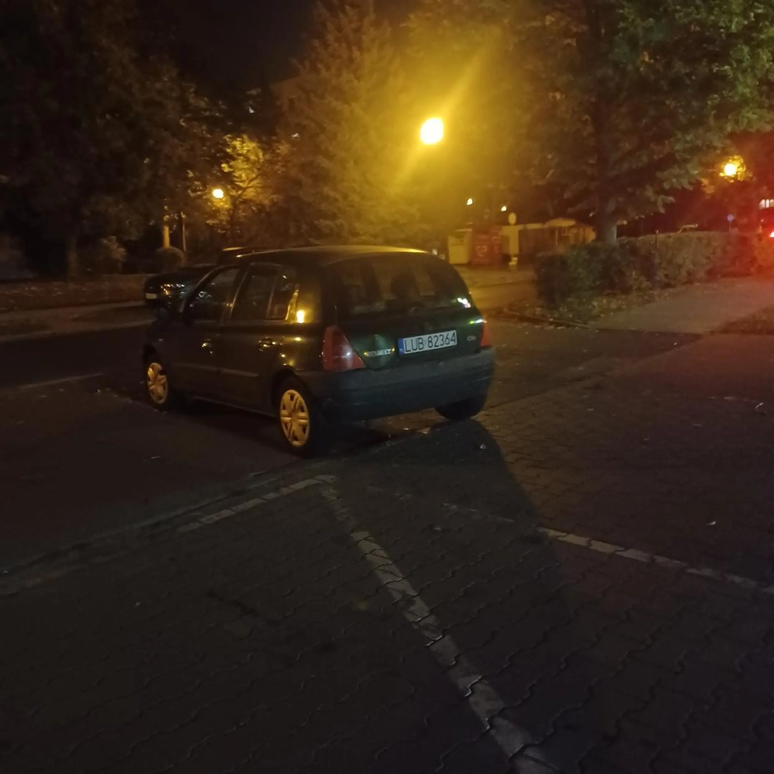 Trzeba być zdolnym by parkować na wyjeździe z parkingu i środku chodnika